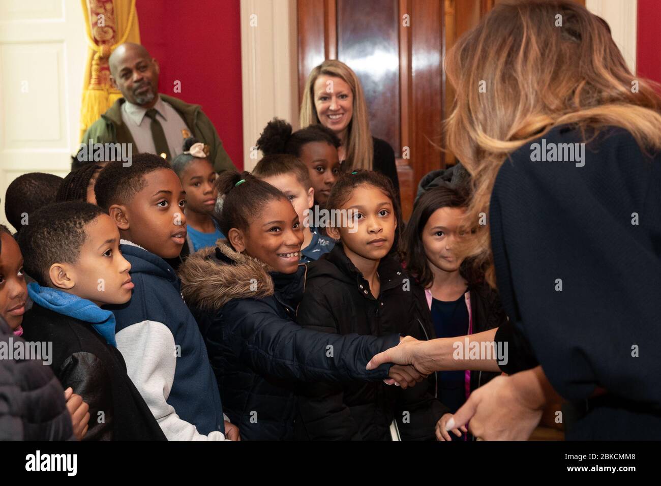 Am 13. November 2018 überraschte First Lady Melania Trump Besucher während ihrer Tour im Roten Zimmer, einem historischen Teil des Weißen Hauses. Ihre unerwartete Anwesenheit begeisterte die Besucher, als sie die Präsidentenresidenz besuchten. Stockfoto