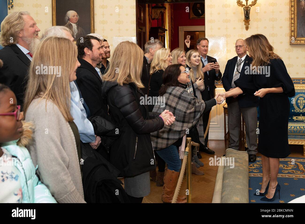 Am 13. November 2018 überrascht First Lady Melania Trump Besucher im Blauen Zimmer des Weißen Hauses während ihrer Tour und macht einen unerwarteten Auftritt, um mit Gästen zu interagieren. Stockfoto