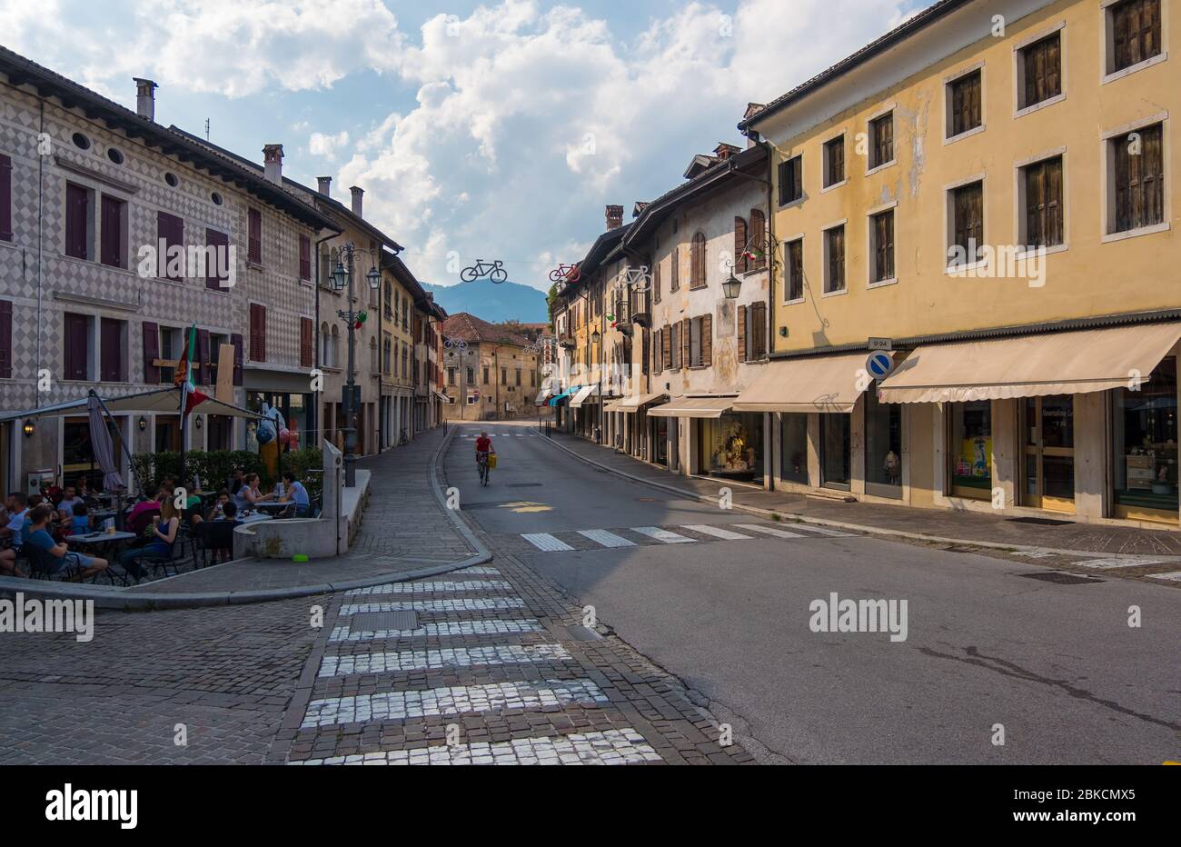 Feltre, Italien - 11. August 2019: Strassenansicht der Stadt Feltre in der Provinz Belluno in Venetien, Norditalien Stockfoto
