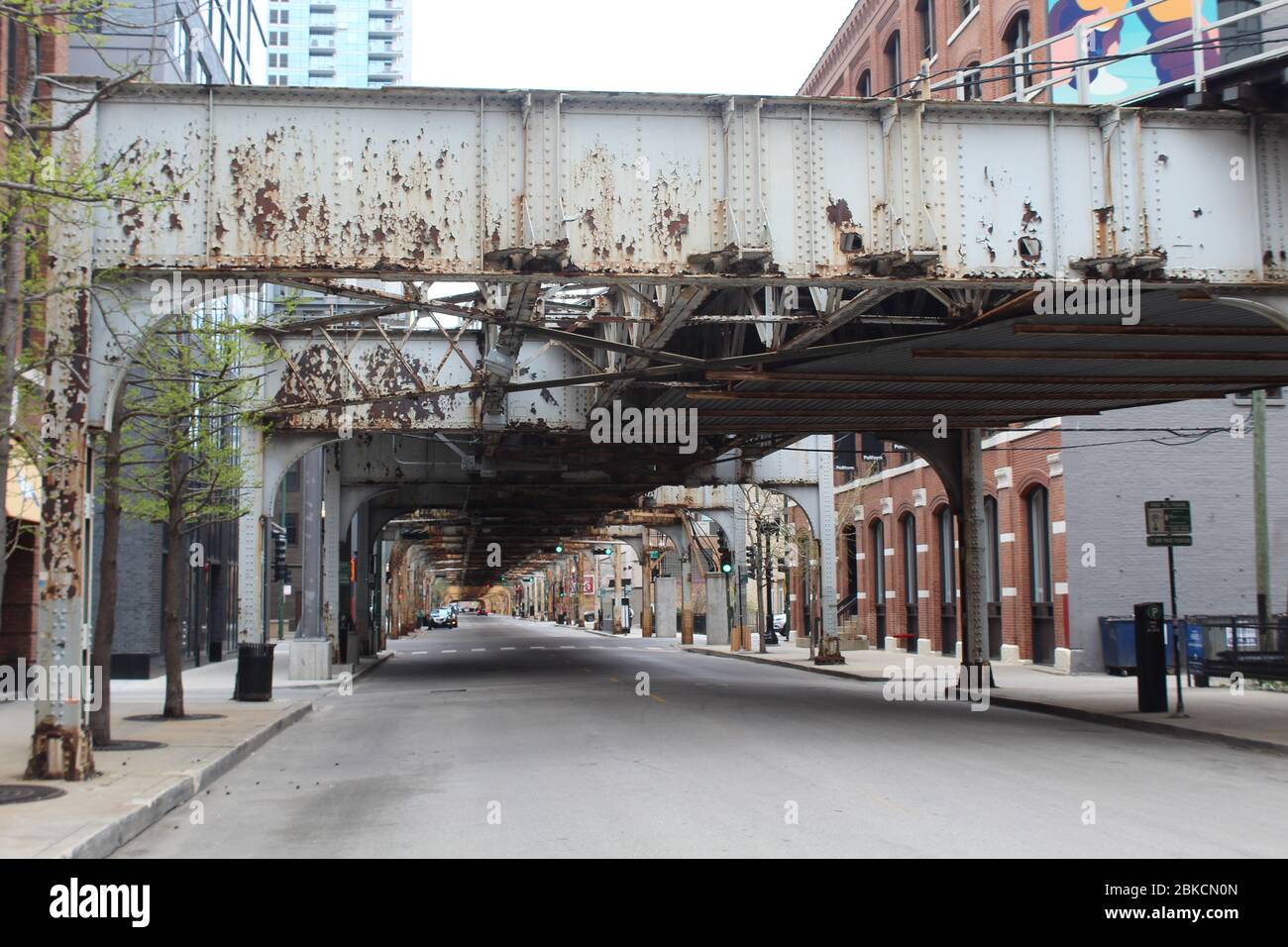 Franklin Street unter den El Tracks in Chicagos River North Nachbarschaft während der COVID-19 Schutz-in-Place Ordnung Stockfoto