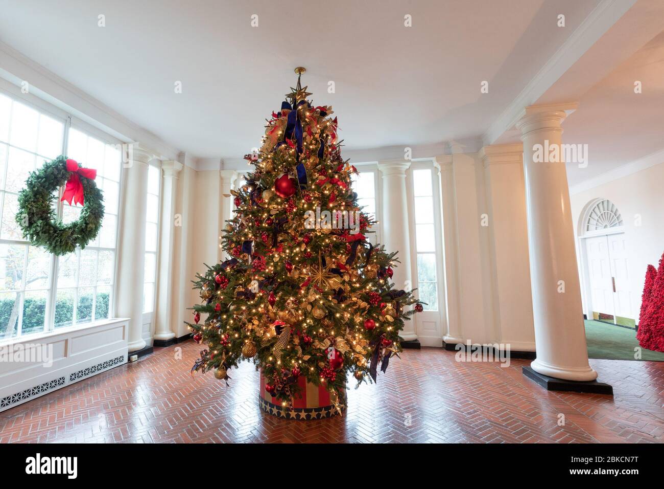 Am 26. November 2018 wurde die Ostkolonnade des Weißen Hauses für die Weihnachtszeit dekoriert, die den festlichen Geist zu Weihnachten 2018 zum Ausdruck bringt. Stockfoto