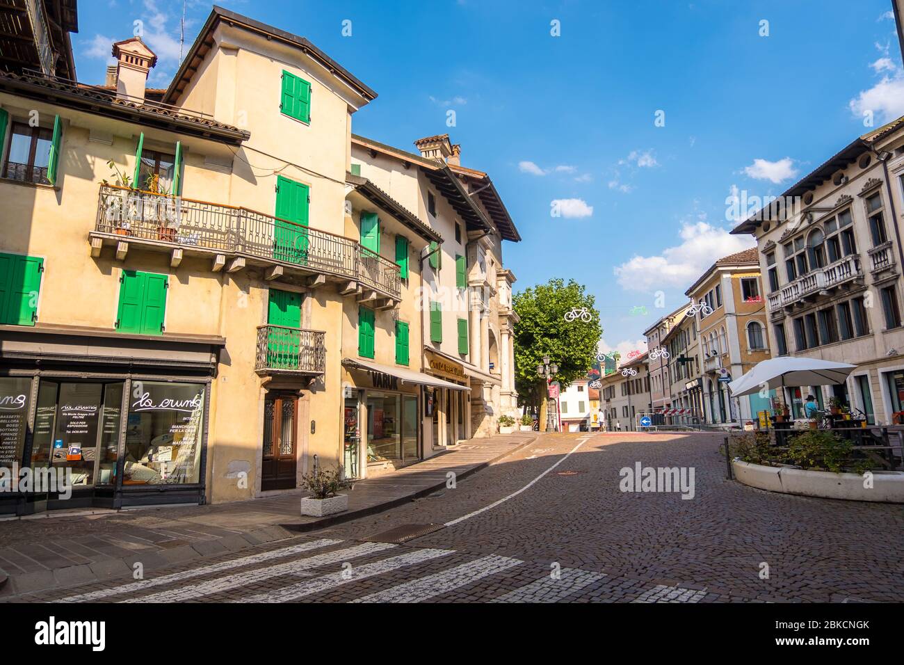 Feltre, Italien - 11. August 2019: Strassenansicht der Stadt Feltre in der Provinz Belluno in Venetien, Norditalien Stockfoto