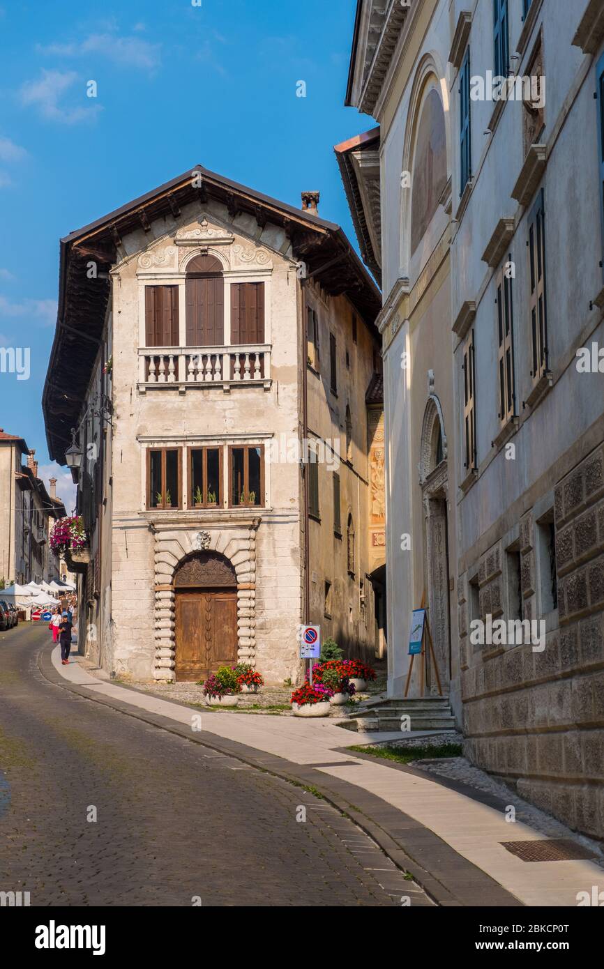 Feltre, Italien - 11. August 2019: Strassenansicht der Stadt Feltre in der Provinz Belluno in Venetien, Norditalien Stockfoto