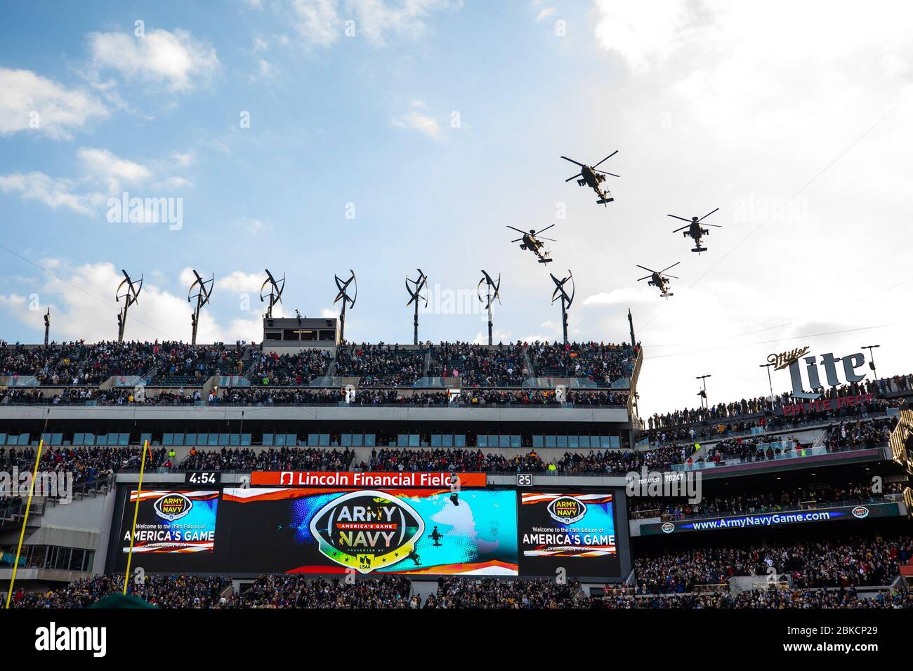 Am 8. Dezember 2018 wurde ein militärischer Hubschrauberüberflug während der Zeremonien im Army-Navy NCAA College Football Game im Lincoln Financial Field in Philadelphia gezeigt. Stockfoto