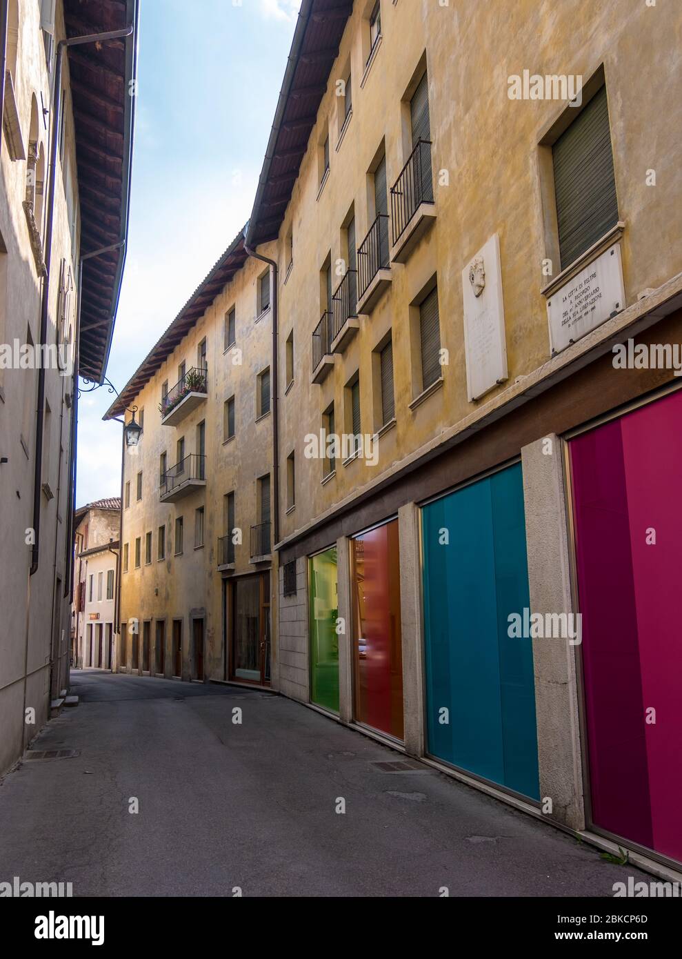 Feltre, Italien - 11. August 2019: Feltre Stadt in der Provinz Belluno in Venetien. In Via della Liberazione Tafeln in Erinnerung an seine Freilassung Stockfoto