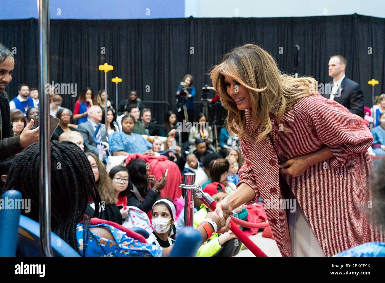 First Lady Melania Trump begrüßt Patienten und ihre Familien am Donnerstag, 13. Dezember 2018, im Children’s National Hospital in Washington, D.C., die First Lady Melania Trump besucht das Children’s National Hospital Stockfoto