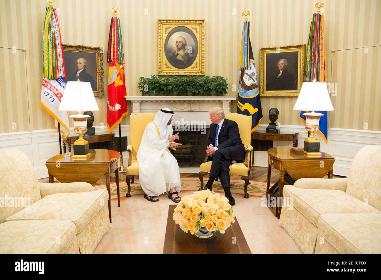 Präsident Donald Trump trifft seine Hoheit Scheich Mohamed bin Zayed Al Nahyan, Kronprinz von Abu Dhabi, im Oval Office des Weißen Hauses, Montag, 15. Mai 2017, in Washington, D.C. ein Treffen der ausländischen Führer Stockfoto