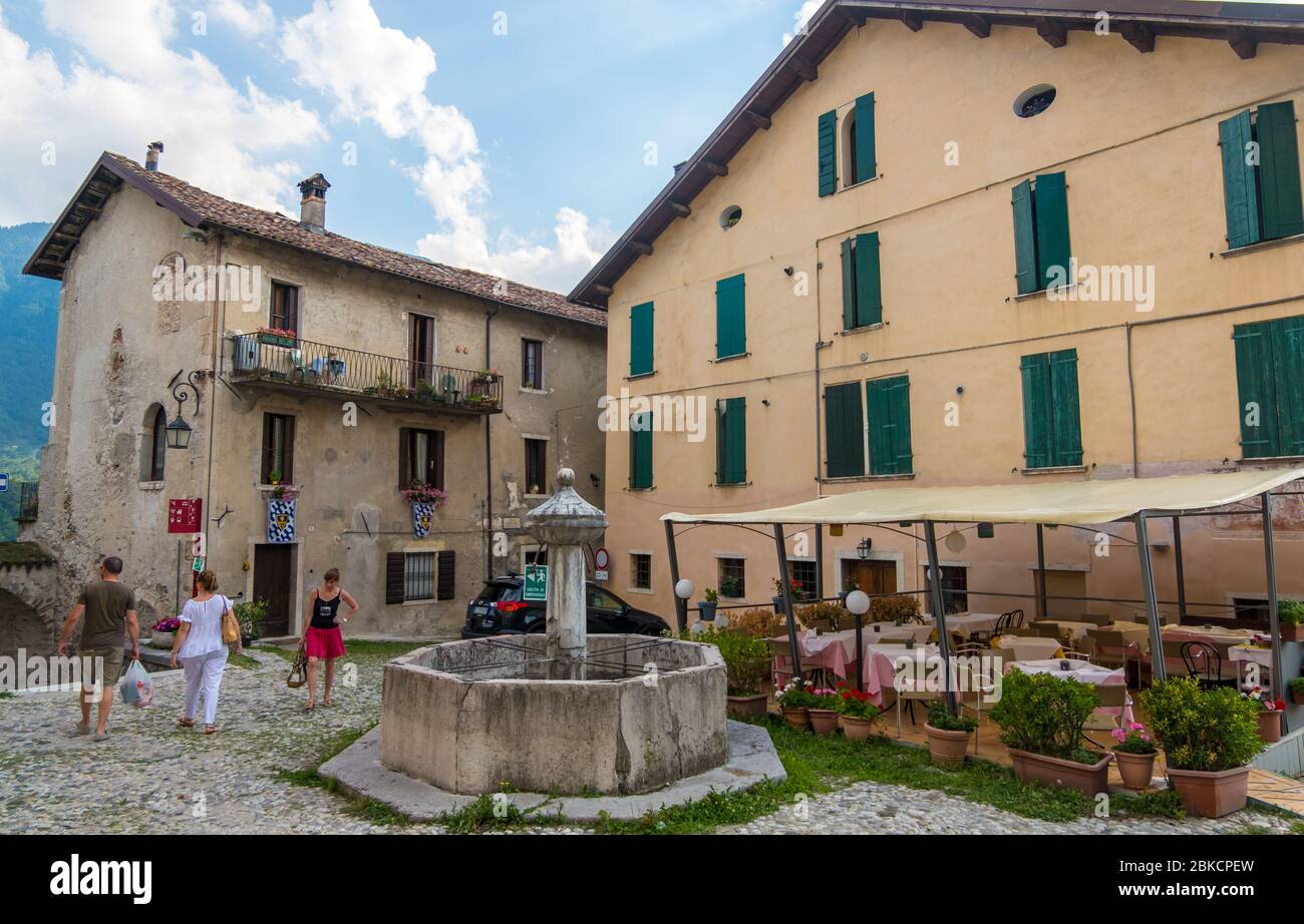 Feltre, Italien - 11. August 2019: Strassenansicht der Stadt Feltre in der Provinz Belluno in Venetien, Norditalien Stockfoto