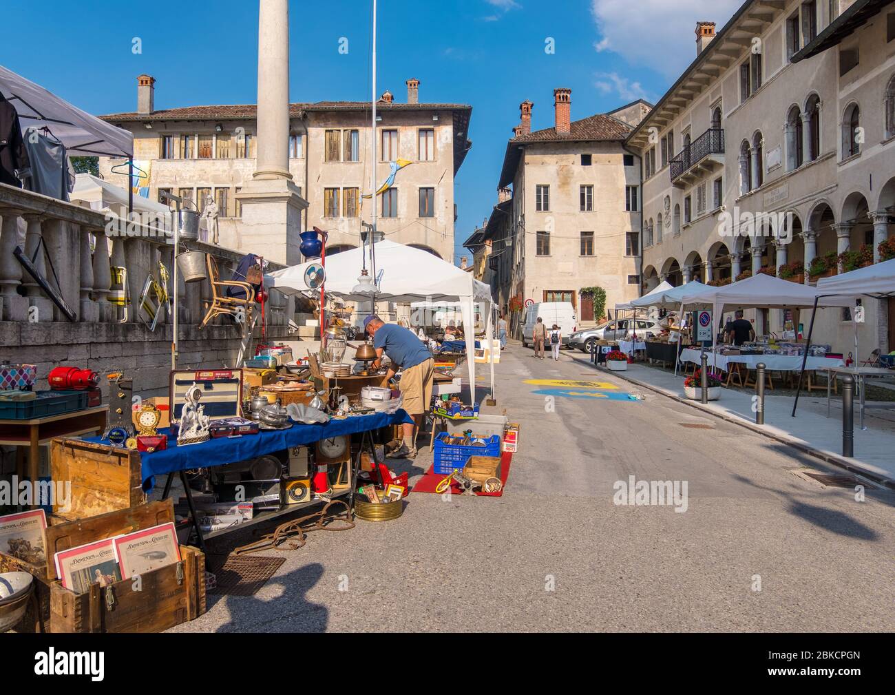 Feltre, Italien - 11. August 2019: Flohmarkt auf dem Maggiore Platz oder Piazza Maggiore in Feltre Stadt in der Provinz Belluno in Venetien, Norditalien Stockfoto