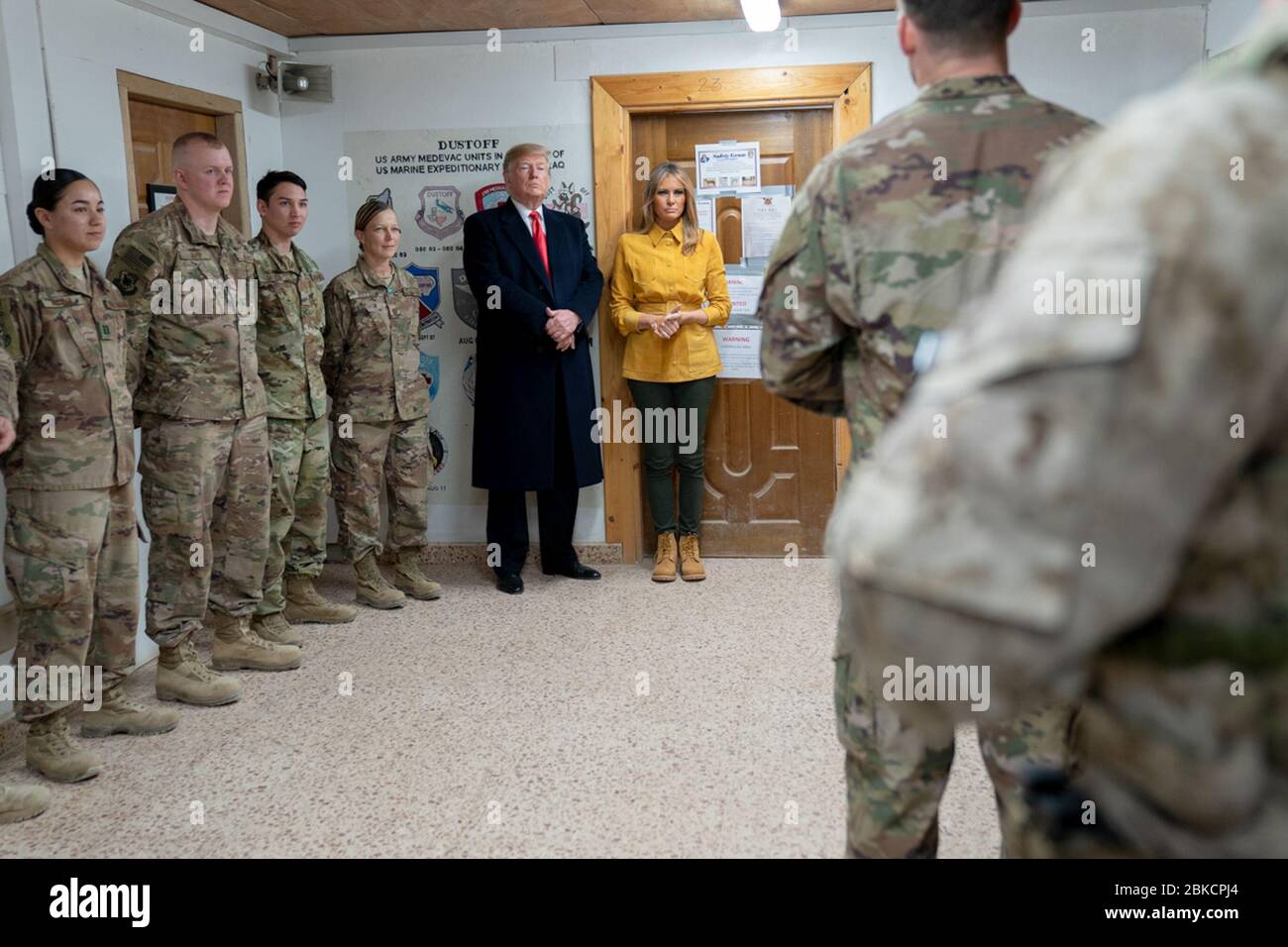Am 26. Dezember 2018 beobachteten US-Präsident Donald J. Trump und First Lady Melania Trump eine Demonstration von US-Pararescue-Mitarbeitern auf der Al-Asad Airbase im Irak, bei der Militärausrüstung und Feldausrüstung gezeigt wurden. Stockfoto