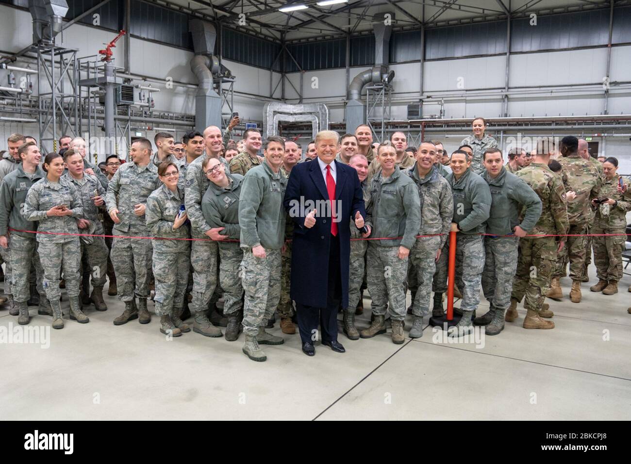 US-Präsident Donald J. Trump und First Lady Melania Trump besuchen am 26. Dezember 2018 nach einem Besuch des Luftwaffenstützpunktes Al-Asad im Irak US-Militärangehörige auf der Luftwaffenbasis Ramstein in Deutschland. Sie treffen sich mit Truppen, machen Fotos und drücken Dankbarkeit für ihren Dienst aus. Stockfoto