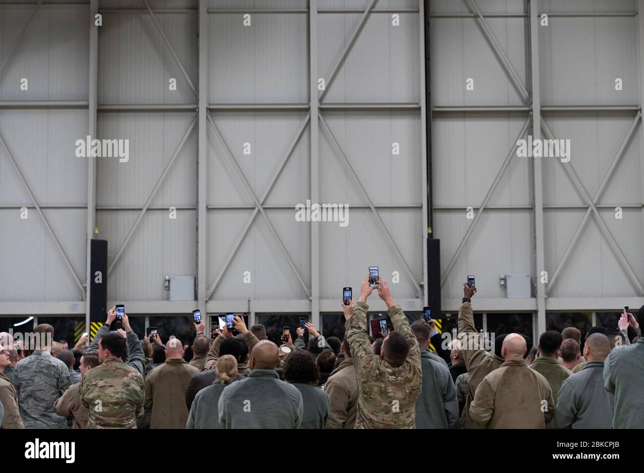 Am 26. Dezember 2018 besucht Präsident Donald Trump zusammen mit First Lady Melania Trump nach einem Besuch des Luftwaffenstützpunktes Al-Asad im Irak US-Militärangehörige auf der Luftwaffenbasis Ramstein in Deutschland. Stockfoto