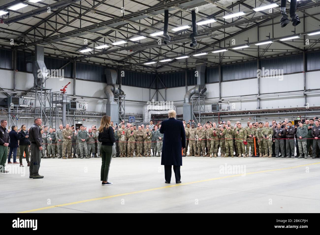 Am 26. Dezember 2018 trafen sich Präsident Donald Trump und First Lady Melania Trump auf der Luftwaffenbasis Ramstein in Deutschland nach einem Besuch der Truppen auf dem Luftwaffenstützpunkt Al-Asad im Irak mit US-Militärpersonal. Stockfoto