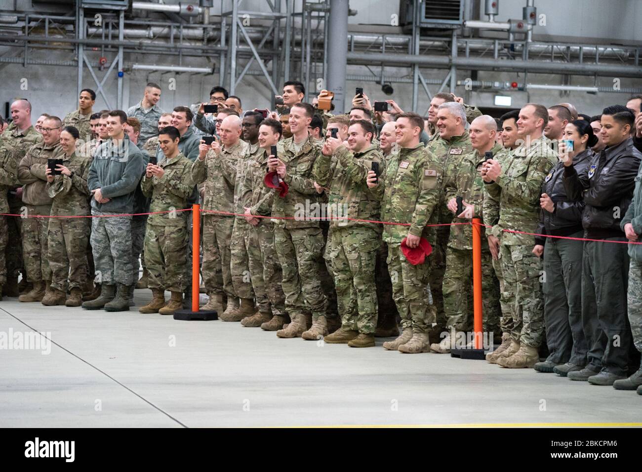 Am 26. Dezember 2018 traf sich Präsident Donald J. Trump während eines Zwischenstopps auf dem Luftwaffenstützpunkt Ramstein in Deutschland nach einem Besuch des Luftwaffenstützpunktes Al-Asad im Irak mit US-Militärpersonal. Stockfoto