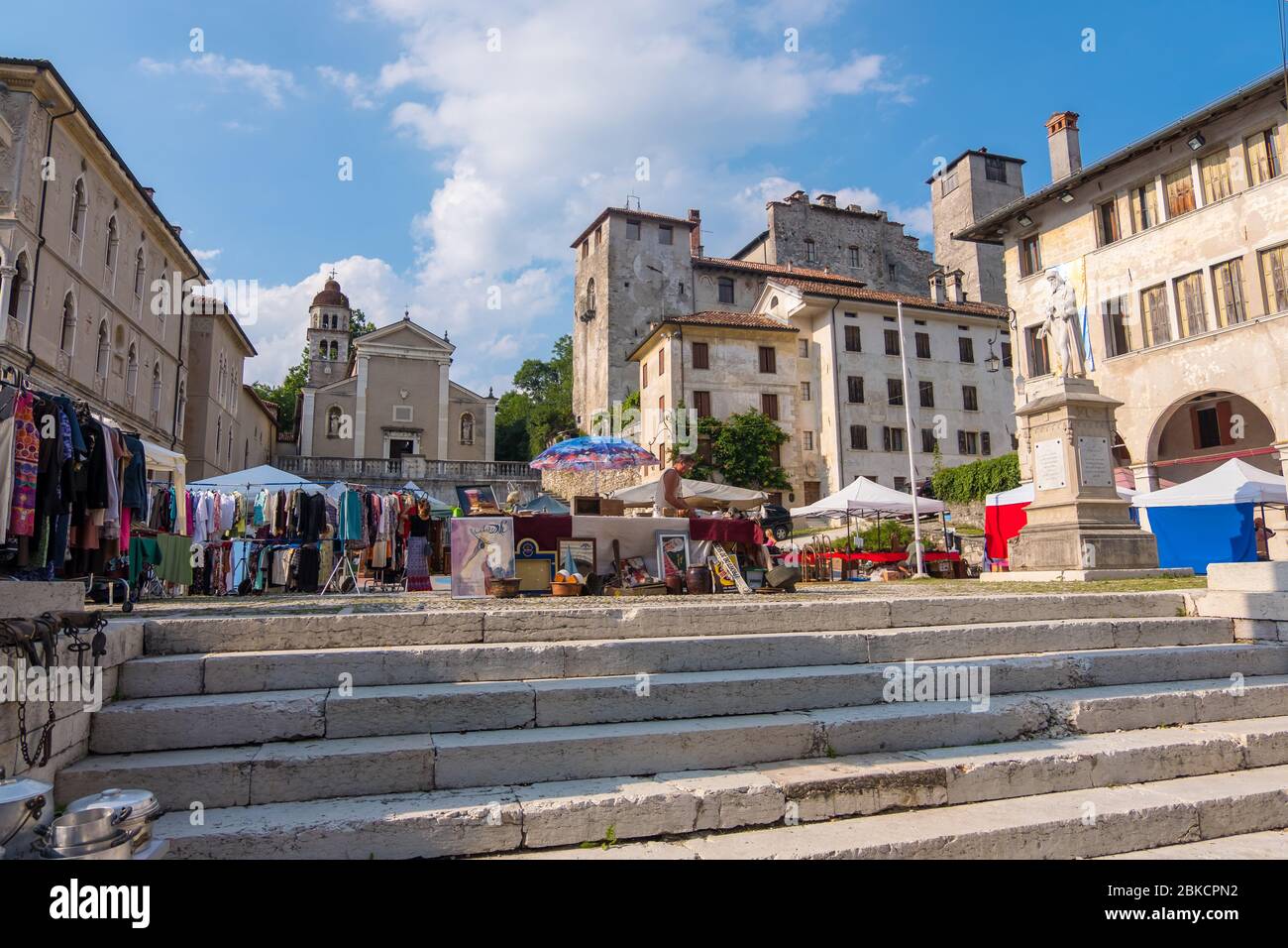 Feltre, Italien - 11. August 2019: Flohmarkt auf dem Maggiore Platz oder Piazza Maggiore in Feltre Stadt in der Provinz Belluno in Venetien, Norditalien Stockfoto