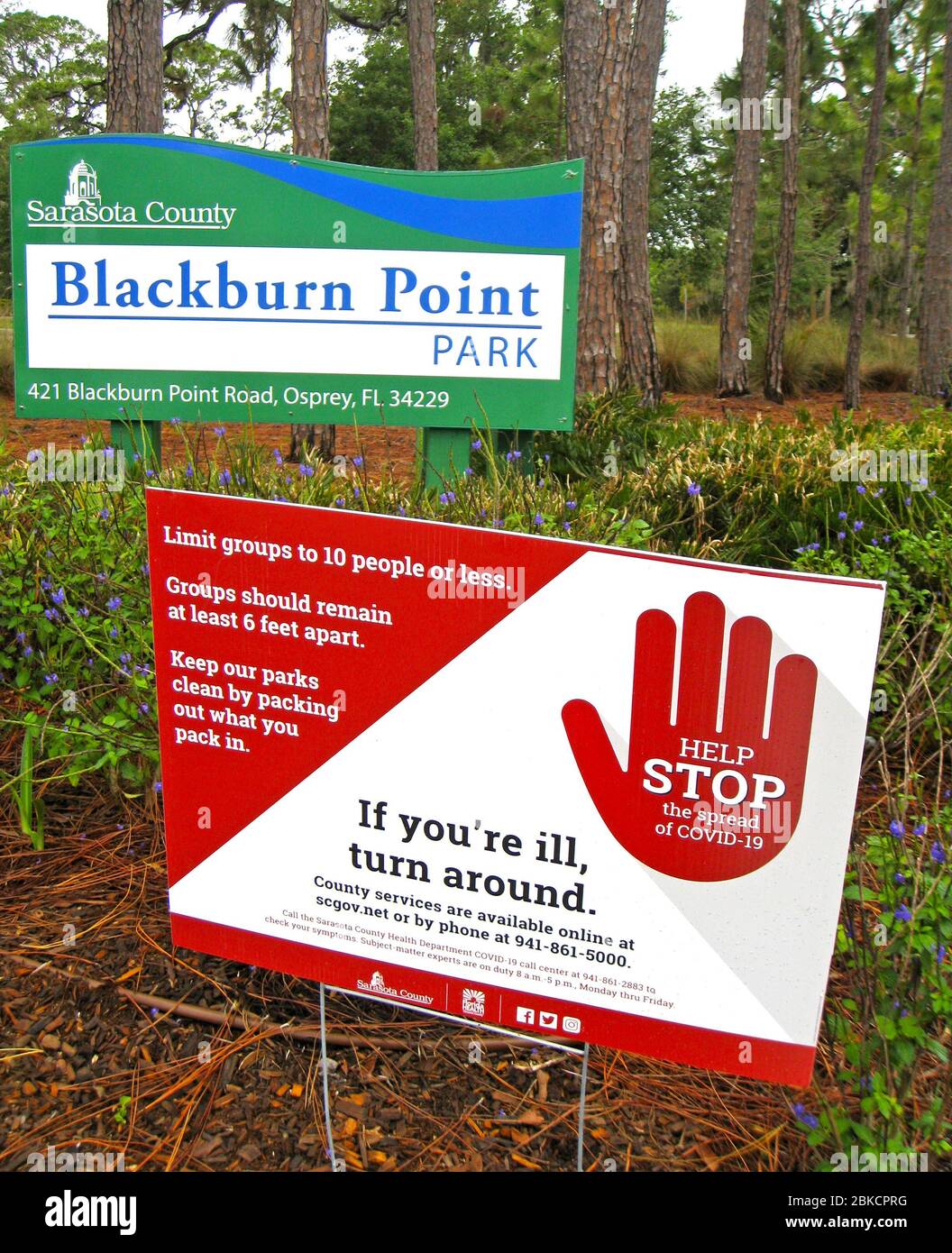 Dieses Schild warnt anfalle kranken Besucher, nicht in einen County Park in Florida, USA, zu gelangen. Ziel ist es, die Ausbreitung von COVID-19, der neuartigen Infektionskrankheit des Coronavirus, die seit 2020 eine weltweite Pandemie auslöste, zu stoppen. Das Schild erinnert auch an lokale Regierungsrichtlinien, die Gruppen auf maximal 10 Personen begrenzen und die Gruppen mindestens 1.8 Meter voneinander entfernt bleiben sollten. Stockfoto
