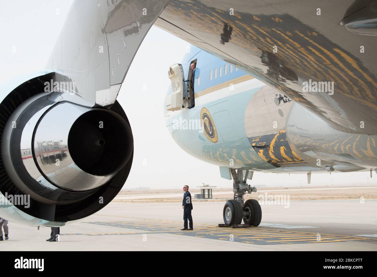 Die Vorbereitungen für die Landung von Präsident Donald Trump und First Lady Melania Trump auf dem King Khalid International Airport am Samstag, den 20. Mai 2017, in Riad, Saudi-Arabien, sind abgeschlossen. Präsident Trumps Auslandsreise Stockfoto