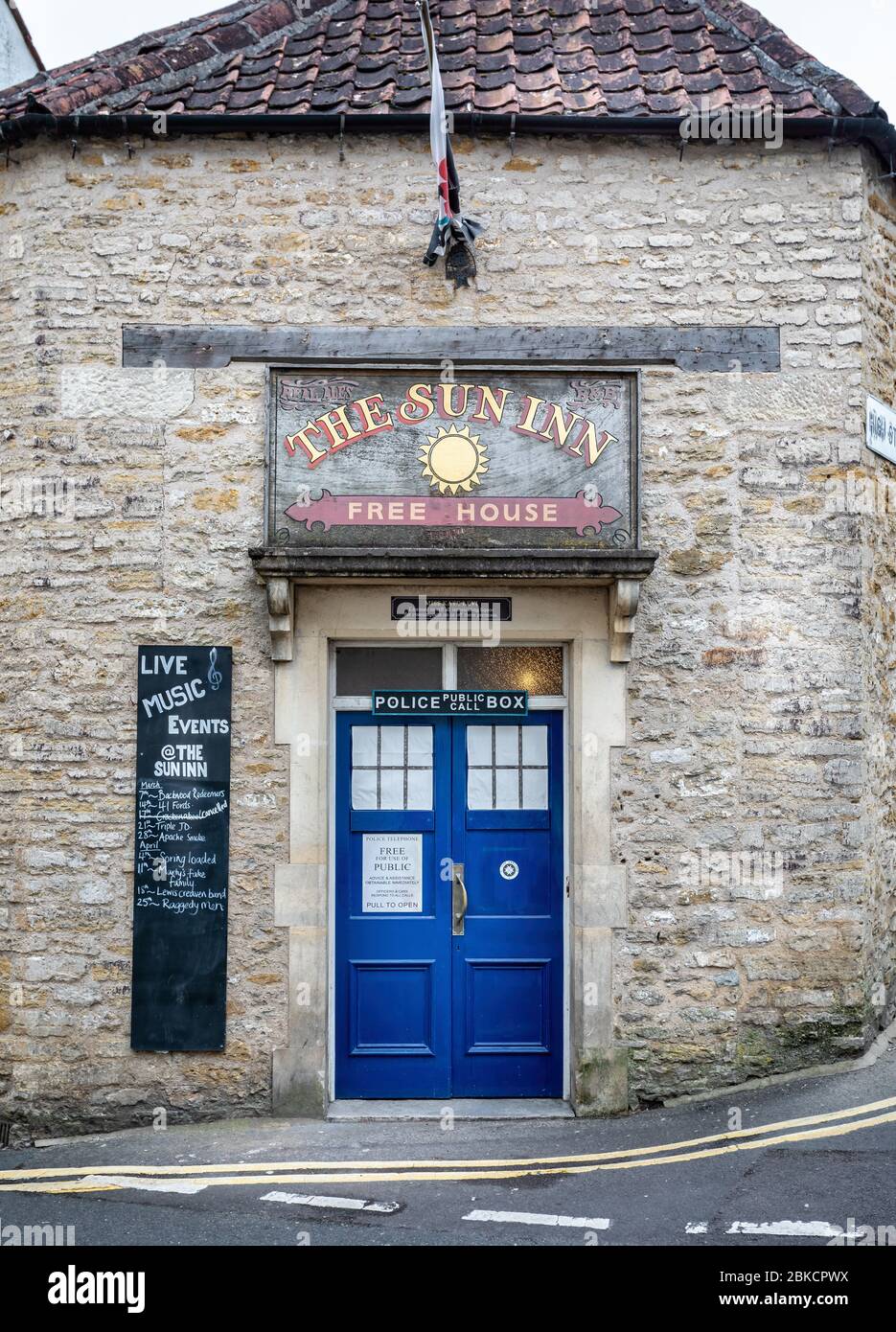 Polizeikasten - Tardis - blauer Eingang zum Sun Inn in Frome, Somerset, Großbritannien am 3. Mai 2020 Stockfoto