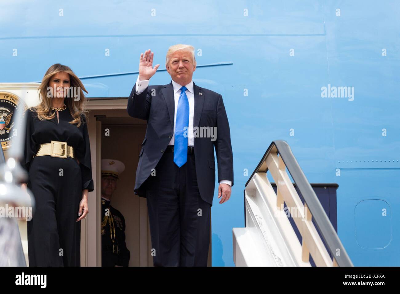 Präsident Donald Trump winkt, als er und First Lady Melania Trump am Samstag, den 20. Mai 2017, zum King Khalid International Airport in Riad, Saudi-Arabien, eintreffen. Präsident Trumps Auslandsreise Stockfoto