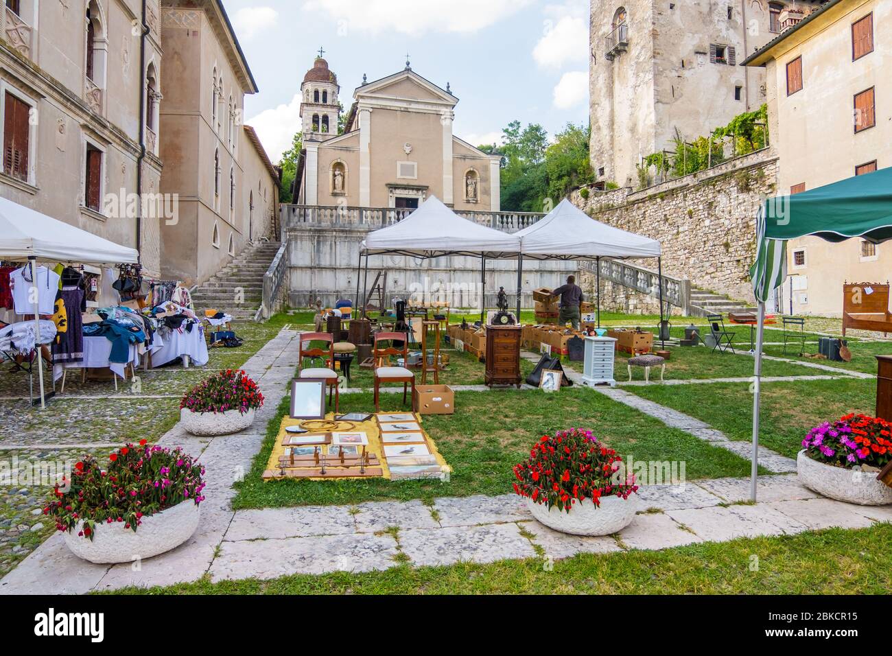 Feltre, Italien - 11. August 2019: Die Kirche des Heiligen Rochus und die Piazza Maggiore in Feltre in der Provinz Belluno in Venetien, Norditalien Stockfoto