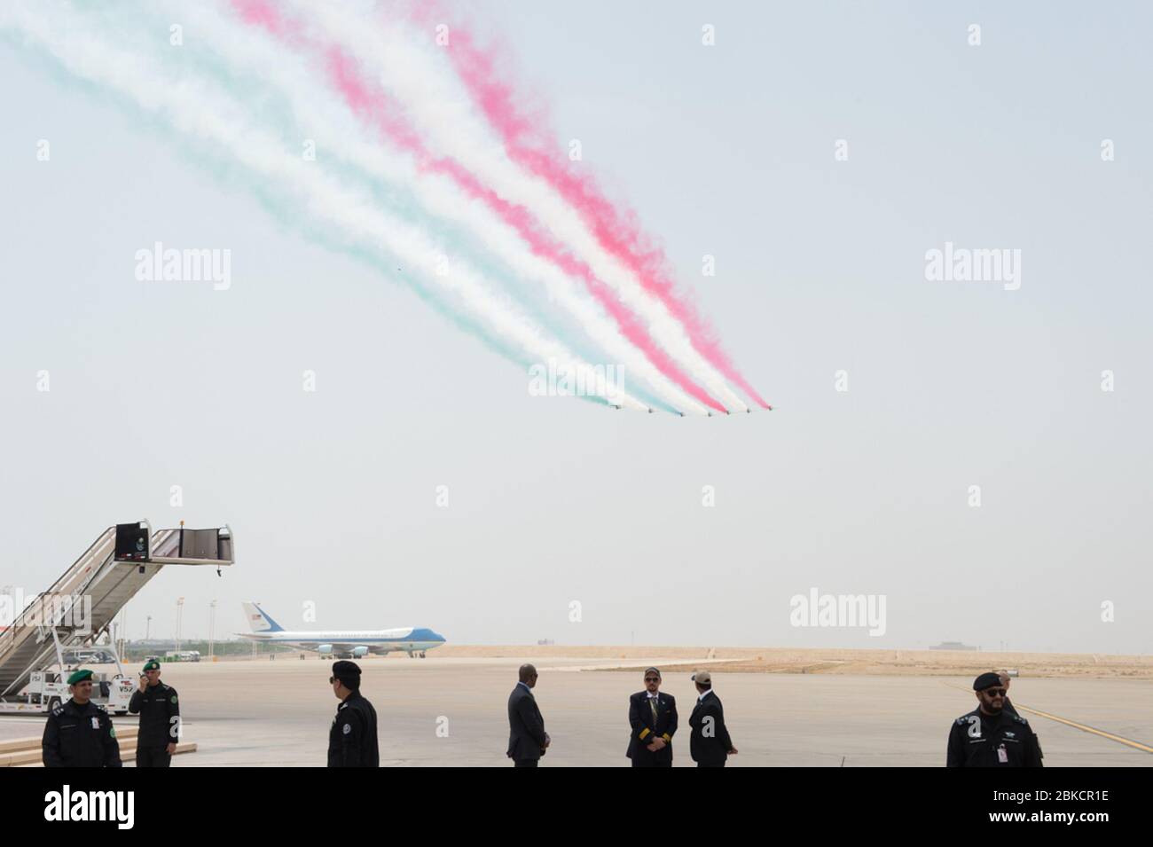 Ein Überflug von rot-weiß strömenden Militärflugzeugen während der Begrüßungszeremonie von Präsident Donald Trump und First Lady Melania Trump am Samstag, den 20,2017. Mai, auf dem King Khalid International Airport in Riad, Saudi-Arabien. Präsident Trumps Auslandsreise Stockfoto
