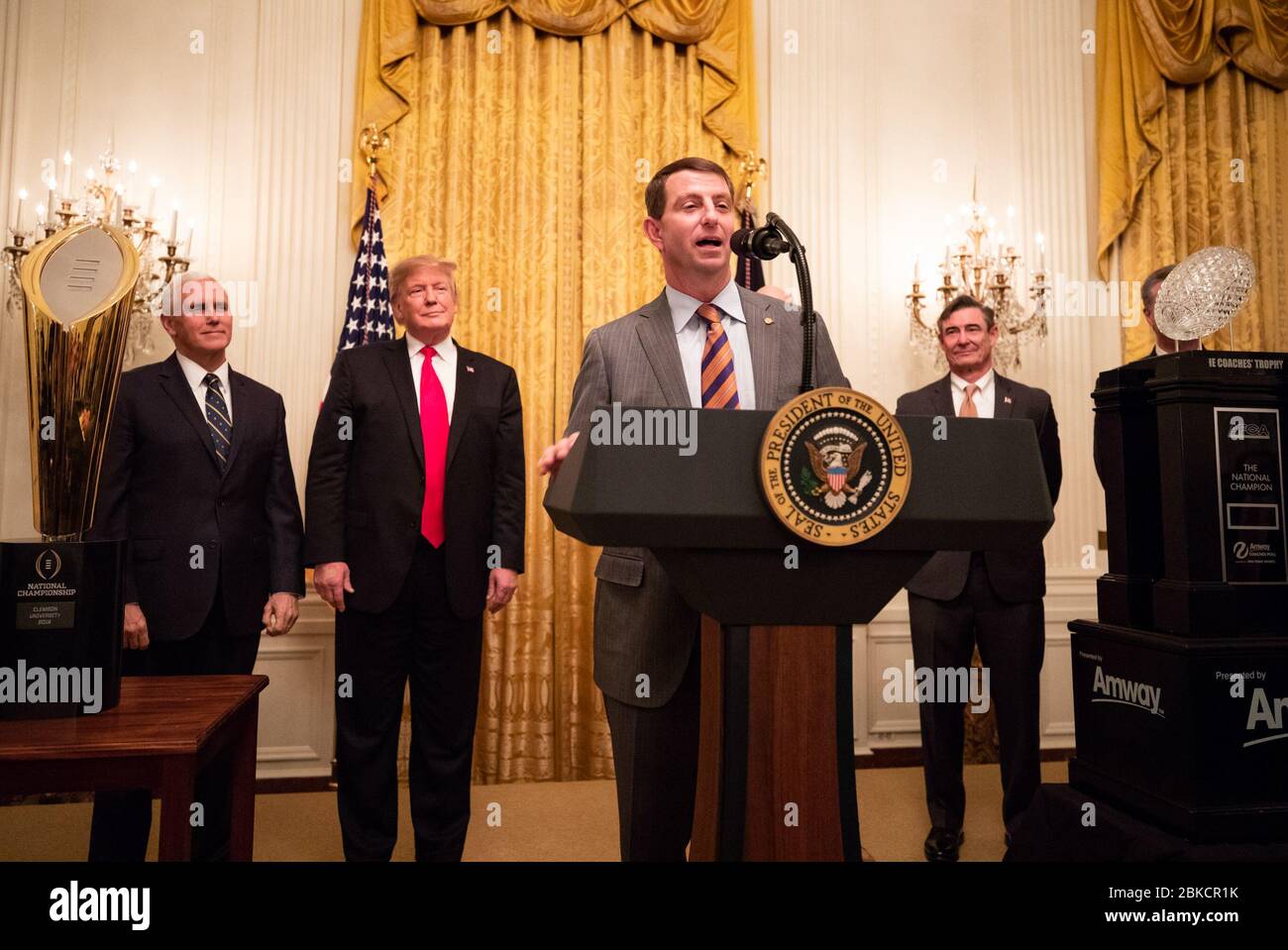 Präsident Donald J. Trump und Vizepräsident Mike Pence nehmen am 14. Januar 2019 an einer Zeremonie im East Room des Weißen Hauses Teil, während Clemson-Cheftrainer Dabo Swinney eine Rede hält, die die 2018 NCAA College Football National Champions, die Clemson Tigers, feiert. Stockfoto