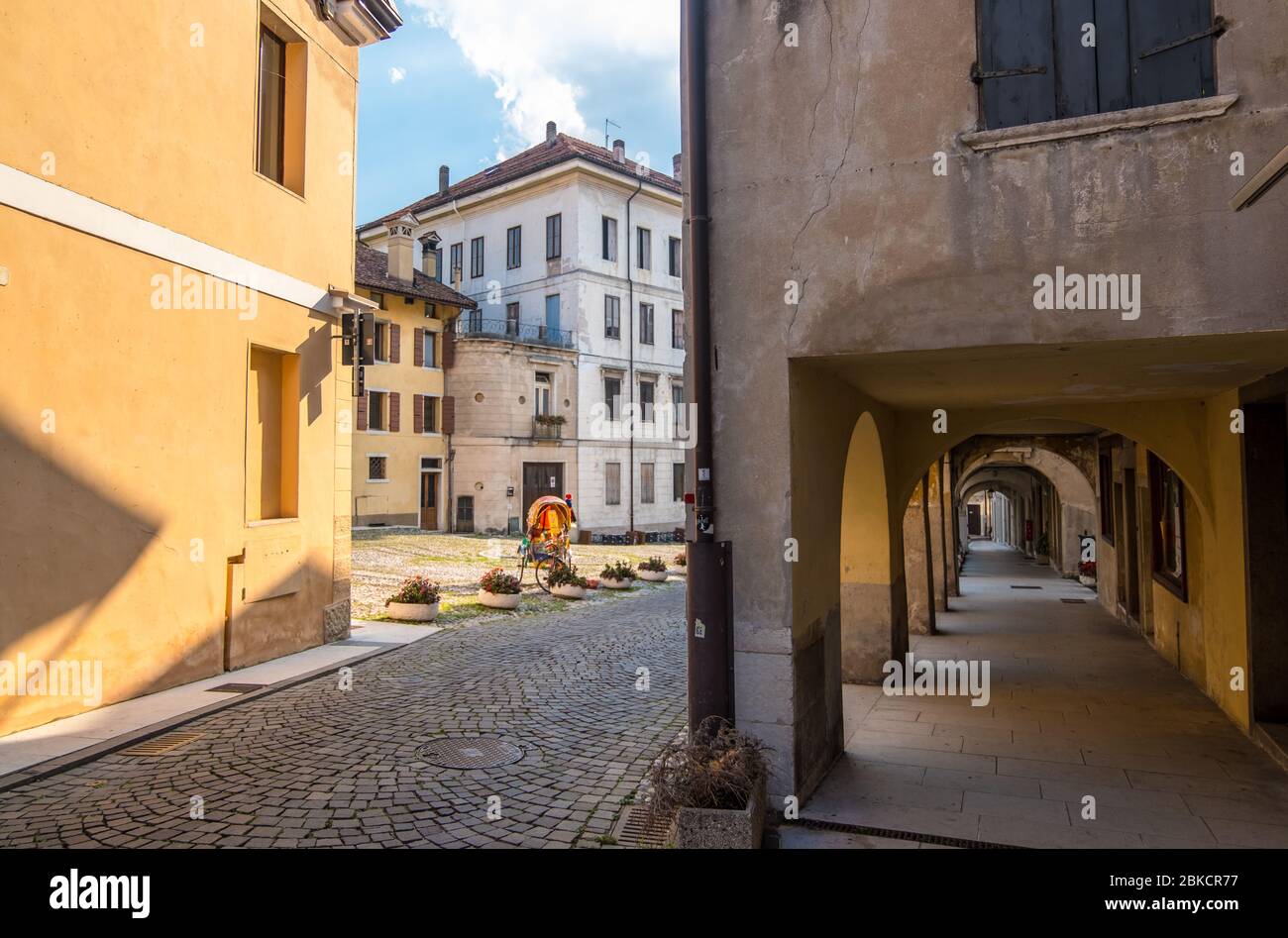 Feltre, Italien - 11. August 2019: Strassenansicht der Stadt Feltre in der Provinz Belluno in Venetien, Norditalien Stockfoto