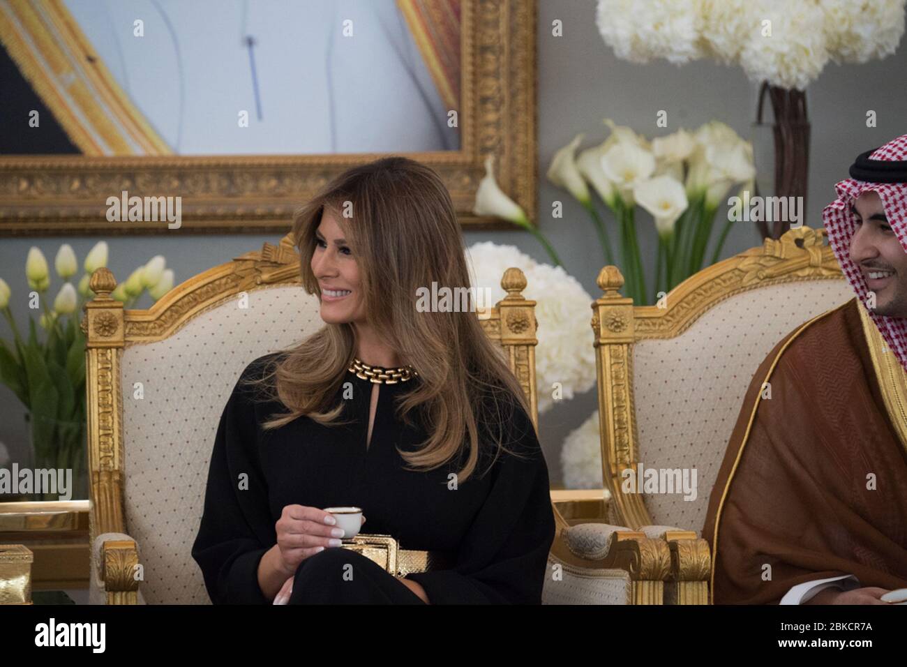 First Lady Melania Trump wird bei einem feierlichen Begrüßtee am Samstag, 20. Mai 2017, bei ihrer Ankunft am King Khalid International Airport in Riad, Saudi-Arabien, gesehen. Präsident Trumps Auslandsreise Stockfoto
