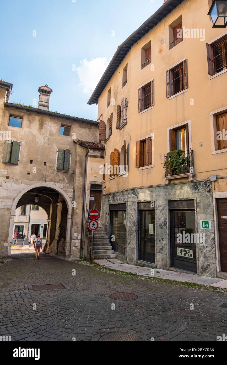 Feltre, Italien - 11. August 2019: Strassenansicht der Stadt Feltre in der Provinz Belluno in Venetien, Norditalien Stockfoto