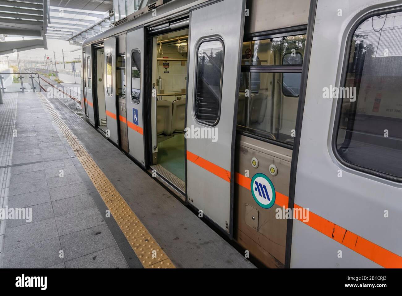 Athen, Griechenland leerer U-Bahn-Zug hielt am Bahnhof. Reisebus ohne Passagiere mit offenen Türen auf Gleis am Eleftherios Venizelos International Airport Stockfoto