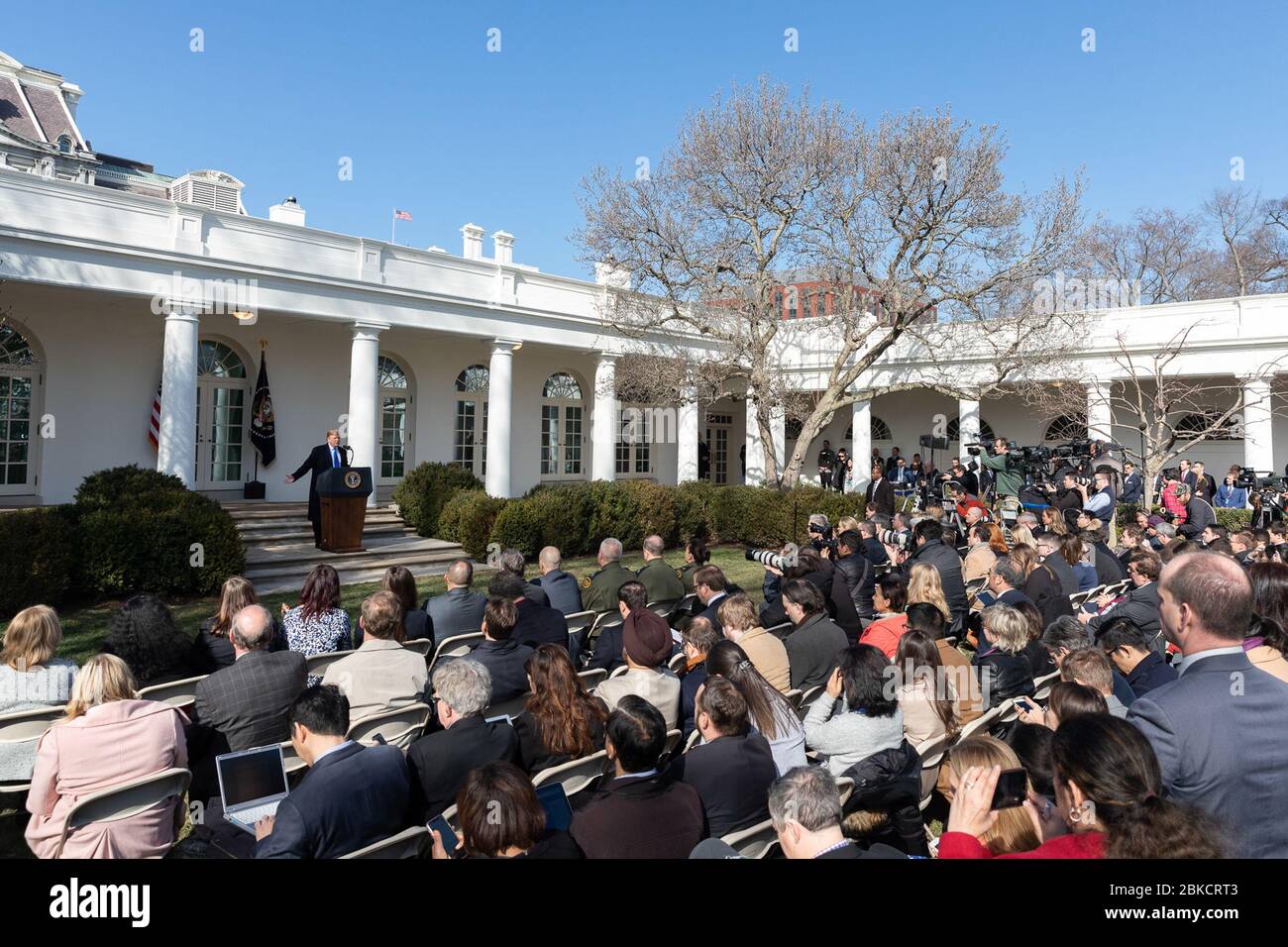 Präsident Donald J. Trump hält am Freitag, den 15. Februar 2019, im Rosengarten des Weißen Hauses Bemerkungen zur nationalen Sicherheits- und humanitären Krise an der südlichen Grenze der Vereinigten Staaten. Präsident Trump gibt Bemerkungen im Rosengarten Stockfoto