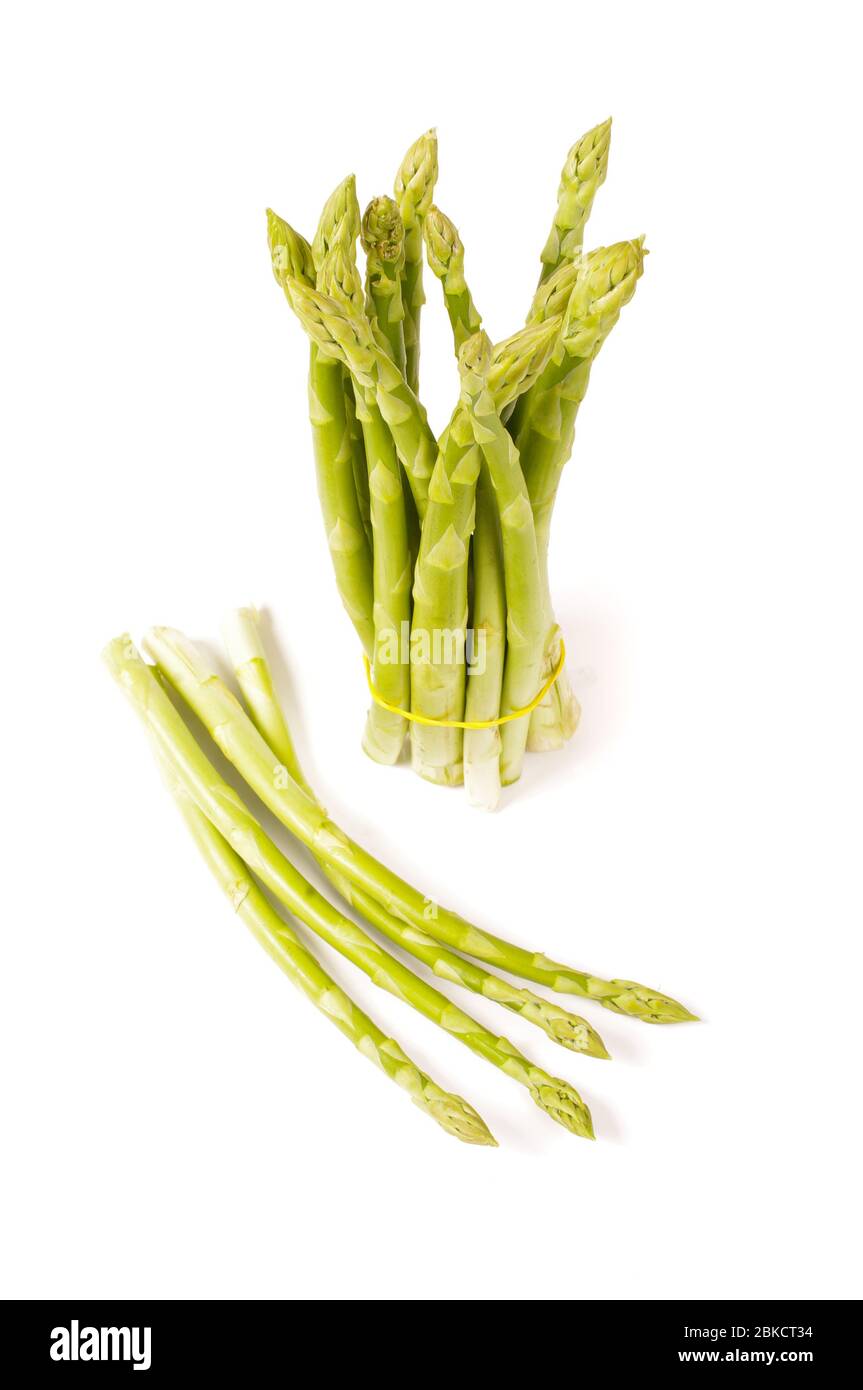 Frischer Bio-grüner Spargel (Spargel officinalis) auf schwarzem Hintergrund isoliert Stockfoto