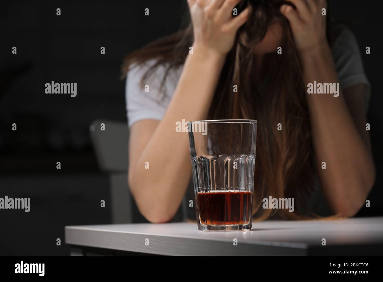 Ärztin ist depressiv. Einsame weibliche Trinker Alkoholiker leiden unter Alkoholsucht mit Problem, Alkoholismus Konzept. Die Folgen eines Stockfoto