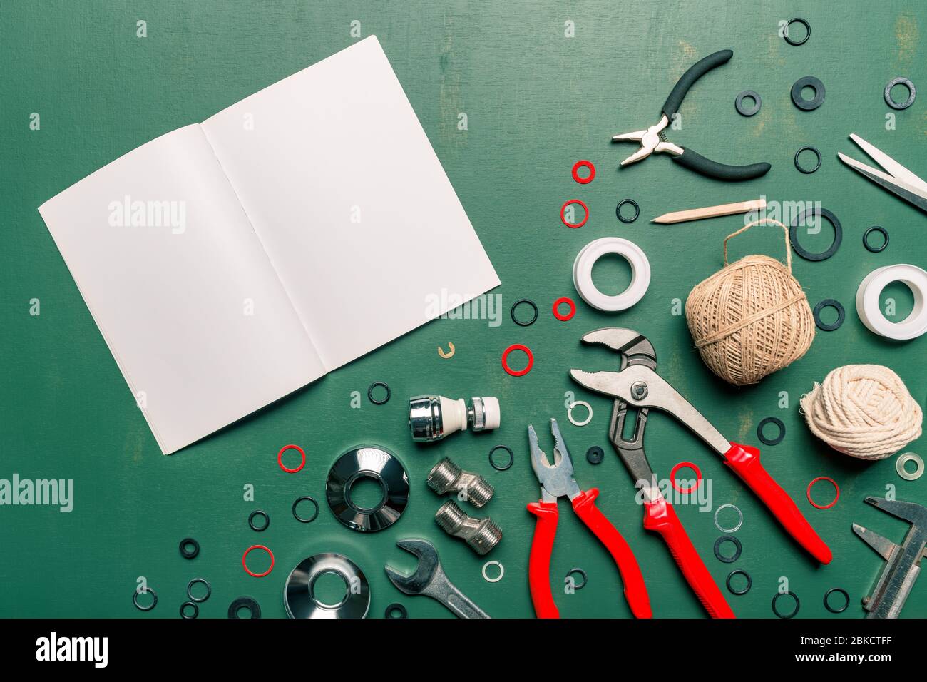 Draufsicht Sanitär-Tools Set flach legen und leere Notebook-Kopierplatz Stockfoto