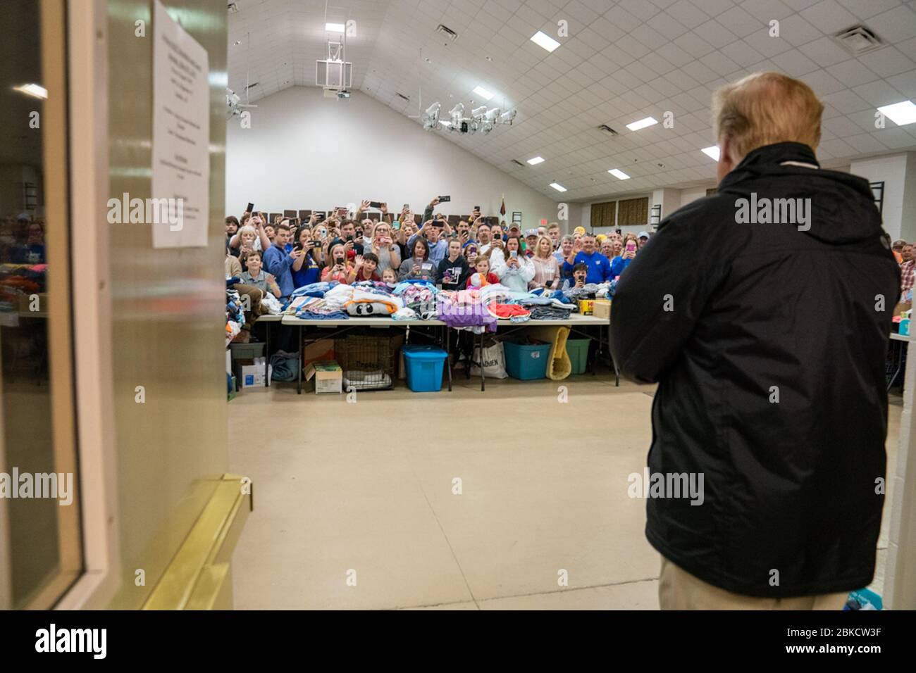 Präsident Donald J. Trump trifft sich und spricht mit den Bewohnern, die am Freitag, den 8. März 2019, im Hilfszentrum der Providence Baptist Church in Smiths Station, Ala, versammelt sind. Präsident Trump und First Lady Melania Trump besuchen Alabama Stockfoto