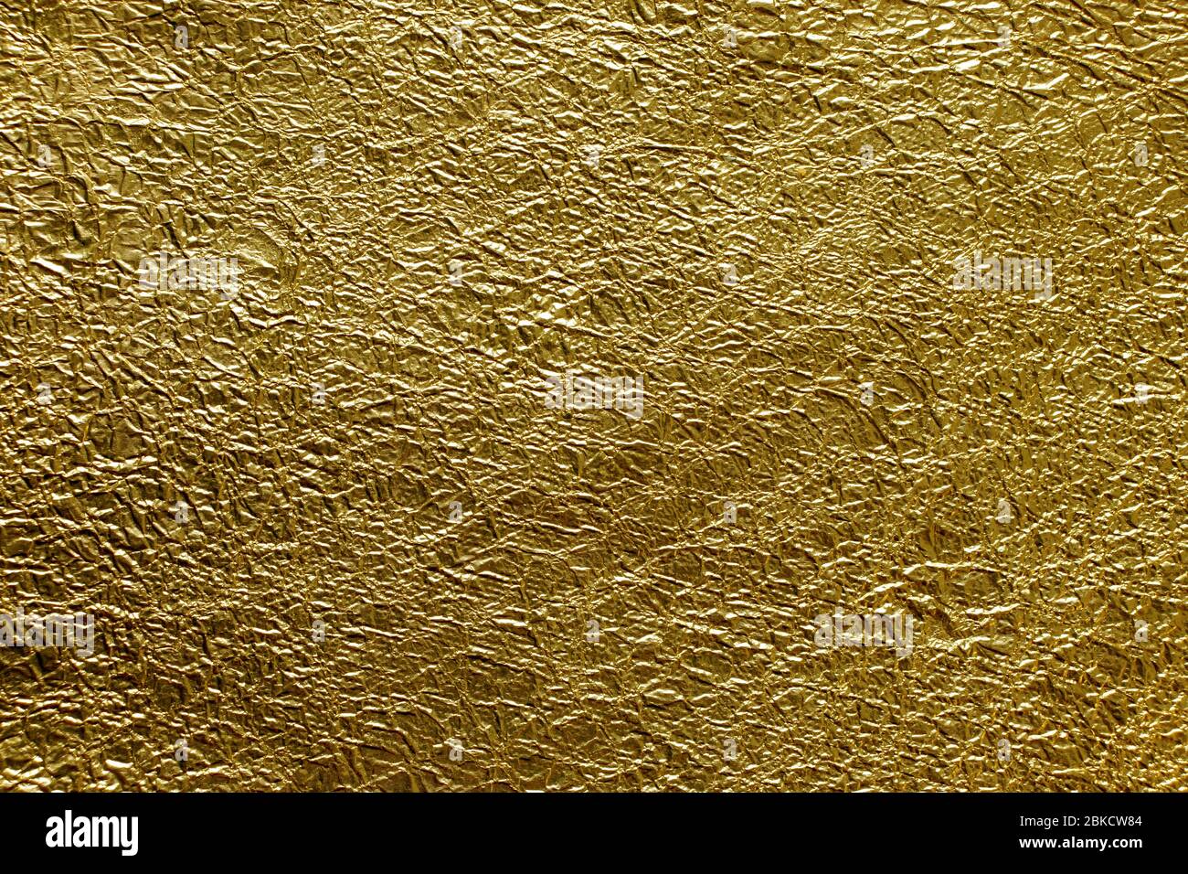Goldene Folie. Gelbe Metall zerknittert Textur. Stockfoto