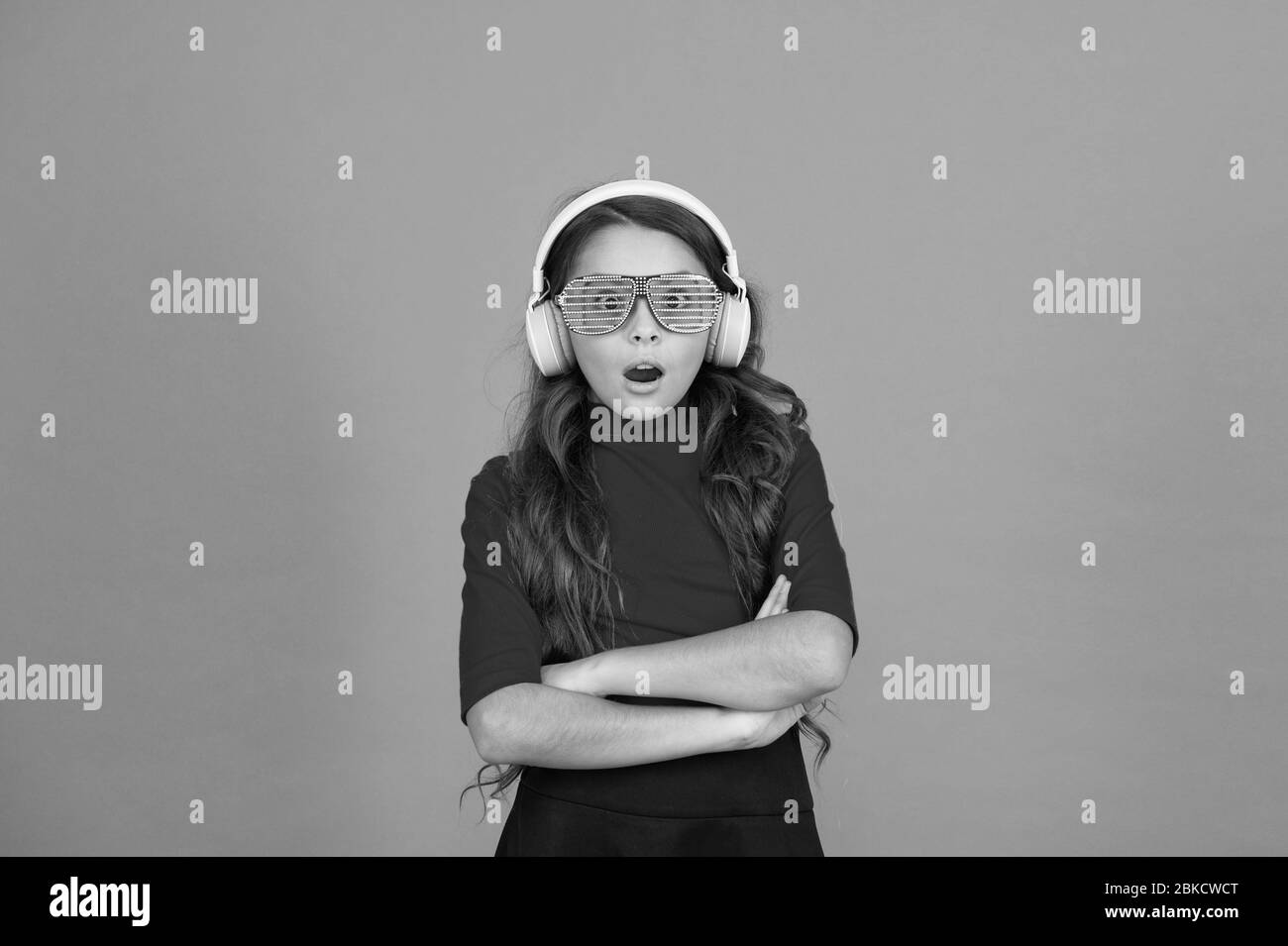 Play list für die Partei. Musik Konzept. Kid tragen Brillen. Brillen Fashion Store. Mädchen mit Brille orange hinterlegt. Veranstaltung und Unterhaltung. Partei in ihrem Kopf. Party Zubehör. Spaß haben. Stockfoto