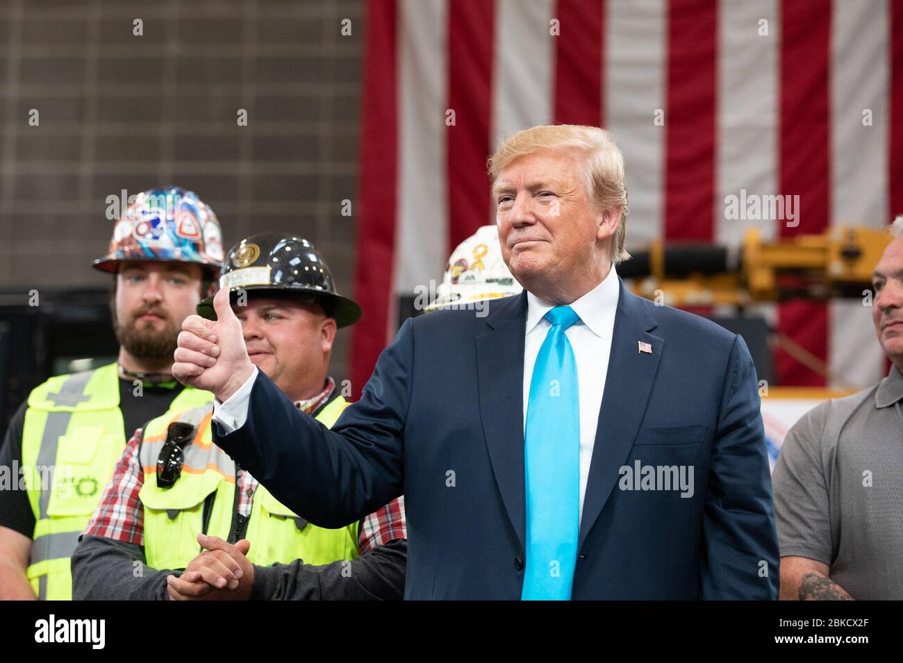 Am 10. April 2019 besuchte Präsident Donald Trump das International Union of Operating Engineers Training Center in Crosby, Texas. Er hielt Bemerkungen und unterzeichnete eine Anordnung zur Entwicklung von Energie und Infrastruktur. Stockfoto