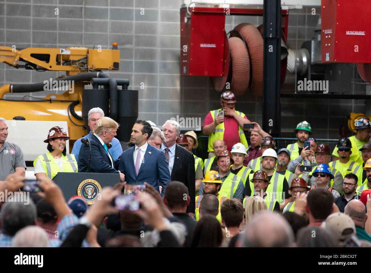Am 10. April 2019 besuchte US-Präsident Donald Trump das International Union of Operating Engineers International Training and Education Center in Crosby, Texas, wo er eine Rede hielt und eine Executive Order über Energie und Infrastruktur unterzeichnete. Stockfoto