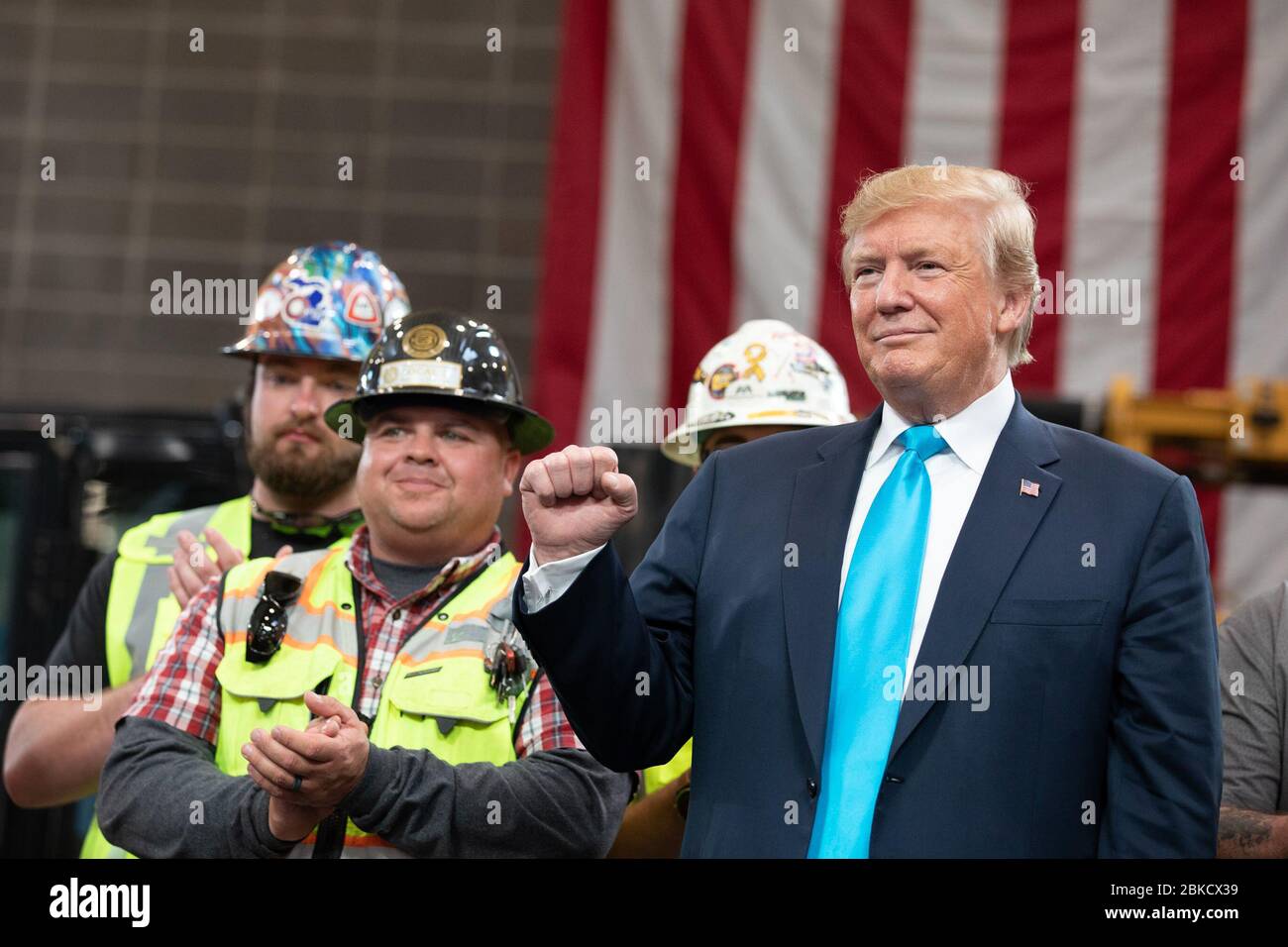 Präsident Donald J. Trump wird am 10. April 2019 im International Union of Operating Engineers International Training and Education Center in Crosby, Texas, begrüßt, wo er eine Rede hielt und eine Executive Order über Energie und Infrastruktur unterzeichnete. Stockfoto