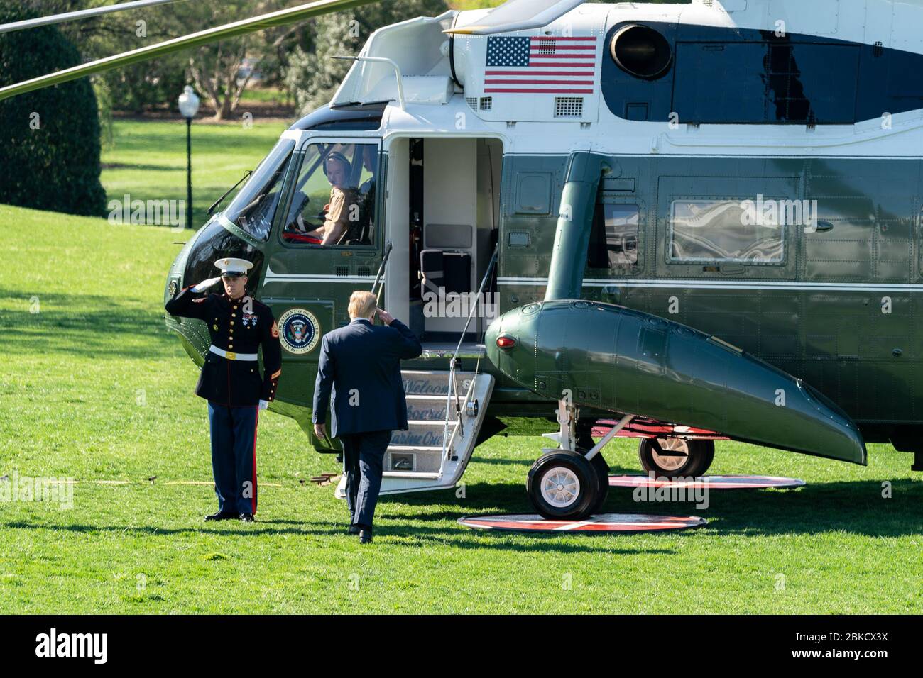 Am 10. April 2019 begrüßte Präsident Trump die Marine One auf dem South Lawn des Weißen Hauses und begann seine Reise nach Texas. Er hielt kurz an, um mit Reportern zu sprechen, bevor er abreiste. Stockfoto Am 10. April 2019 begrüßte Präsident Trump die Marine One auf dem South Lawn des Weißen Hauses und begann seine Reise nach Texas. Er hielt kurz an, um mit Reportern zu sprechen, bevor er abreiste. Stockfoto