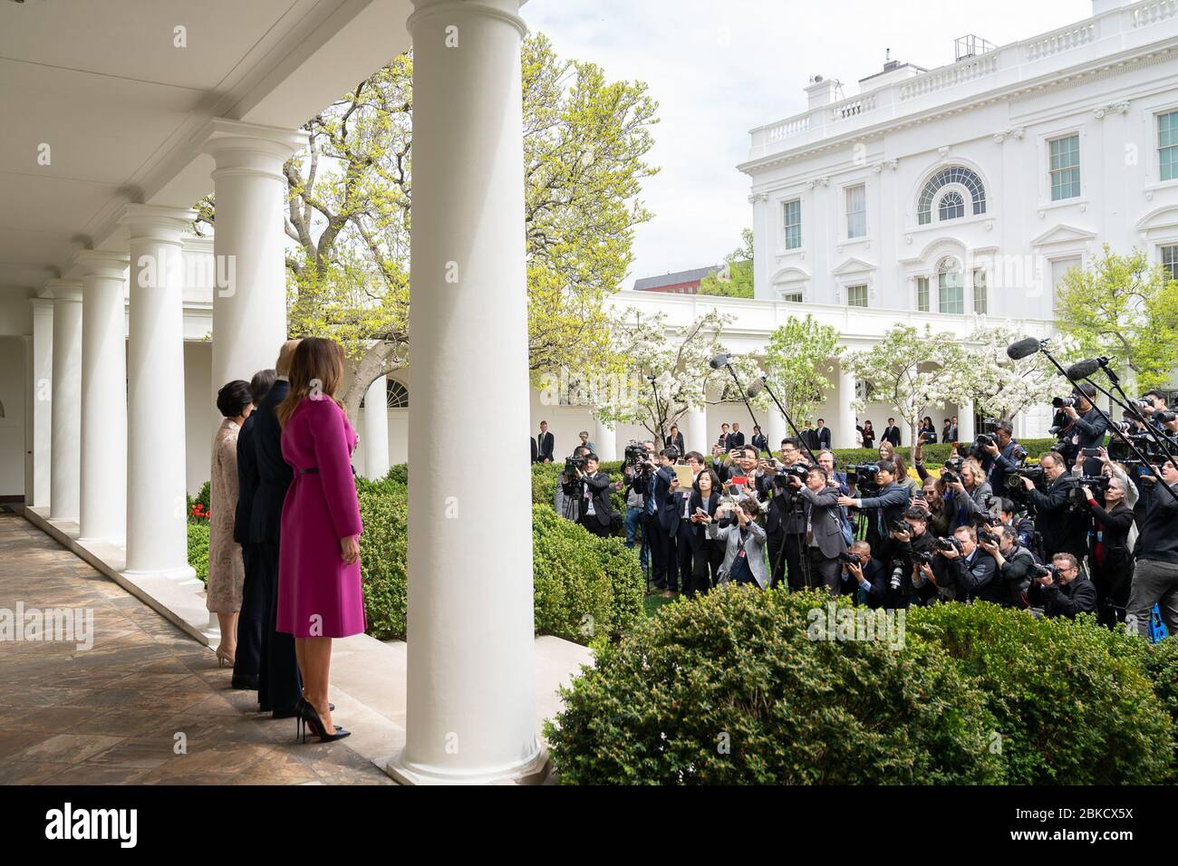 Präsident Donald J. Trump und First Lady Melania Trump begrüßen Präsident Moon Jae-in und Frau Kim Jung-sook von der Republik Korea im Weißen Haus Donnerstag, 11. April, 2019 Präsident Trump und First Lady Melania Trump Willkommen Präsident Moon Jae-in und Frau Kim Jung-sook von der Republik Korea im Weißen Haus Stockfoto