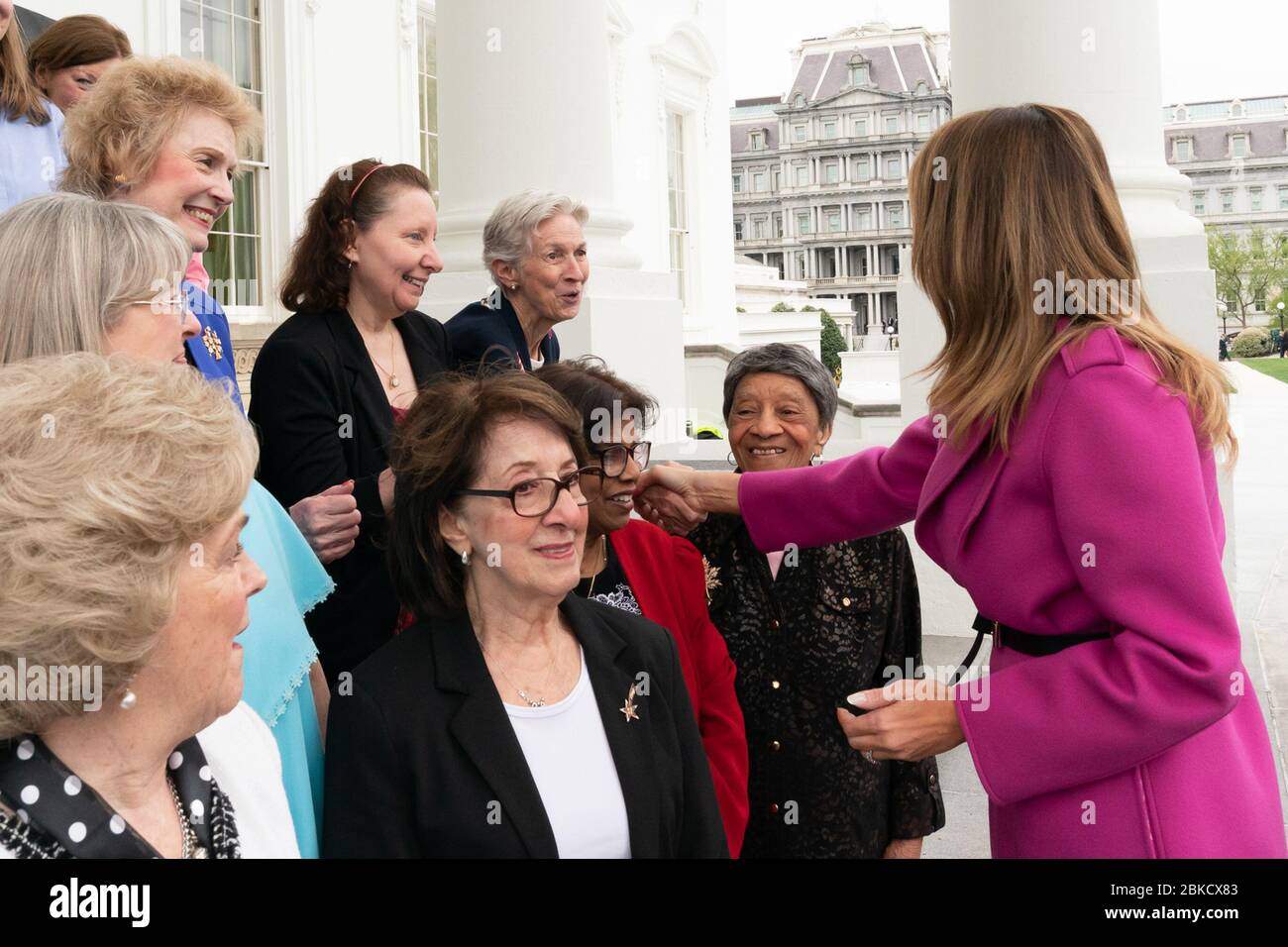 First Lady Melania Trump begrüßt am 11. April 2019 Freiwillige des Weißen Hauses im nördlichen Portico des Weißen Hauses und würdigt ihre Beiträge zum öffentlichen Dienst und zur Freiwilligenarbeit. Stockfoto