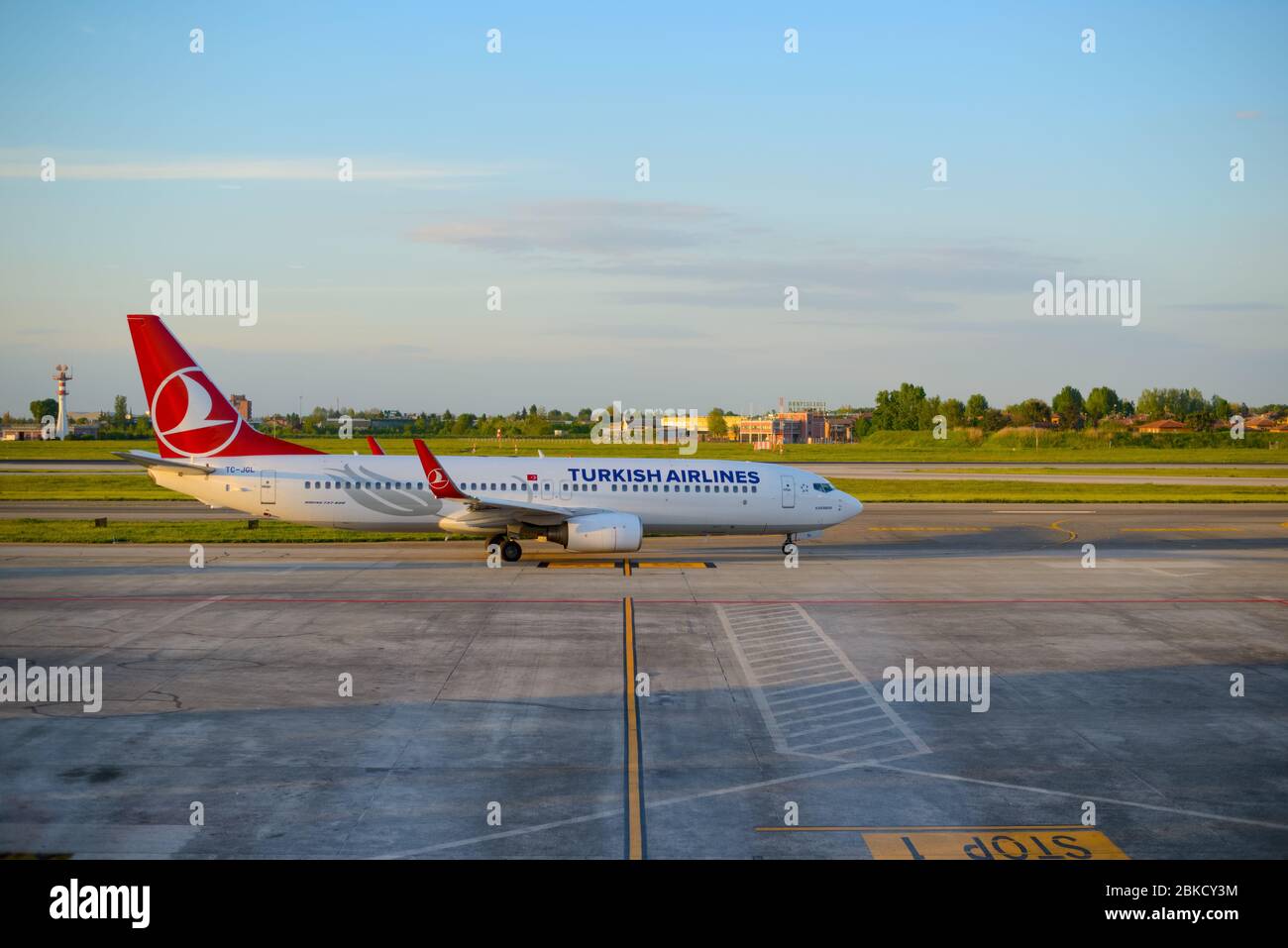 Türkische Fluggesellschaften Boeing 737-800 startklar vom Flughafen Bologna. Stockfoto