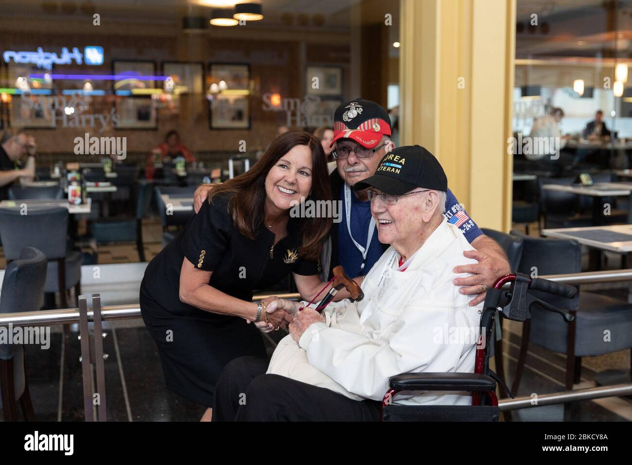 Am 24. April 2019 begrüßte die Second Lady Karen Pence einen Ehrenflug auf dem National Airport (DCA) von Washington D.C. Das Honor Flight-Programm bringt US-Veteranen zu Gedenkstätten in Washington D.C. in Anerkennung ihres Dienstes. Stockfoto