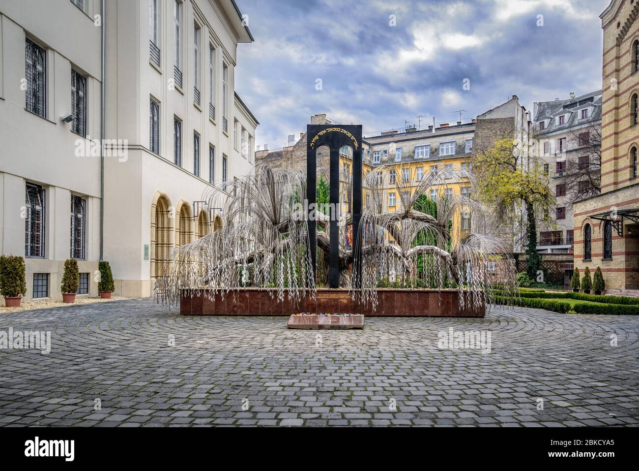 Denkmal für die Opfer des Holocaust "Lebensbaums" im Raoul Wallenberg Holocaust-Gedenkpark - Synagoge in der Dohány-Straße, Great (Tabakgasse) Stockfoto