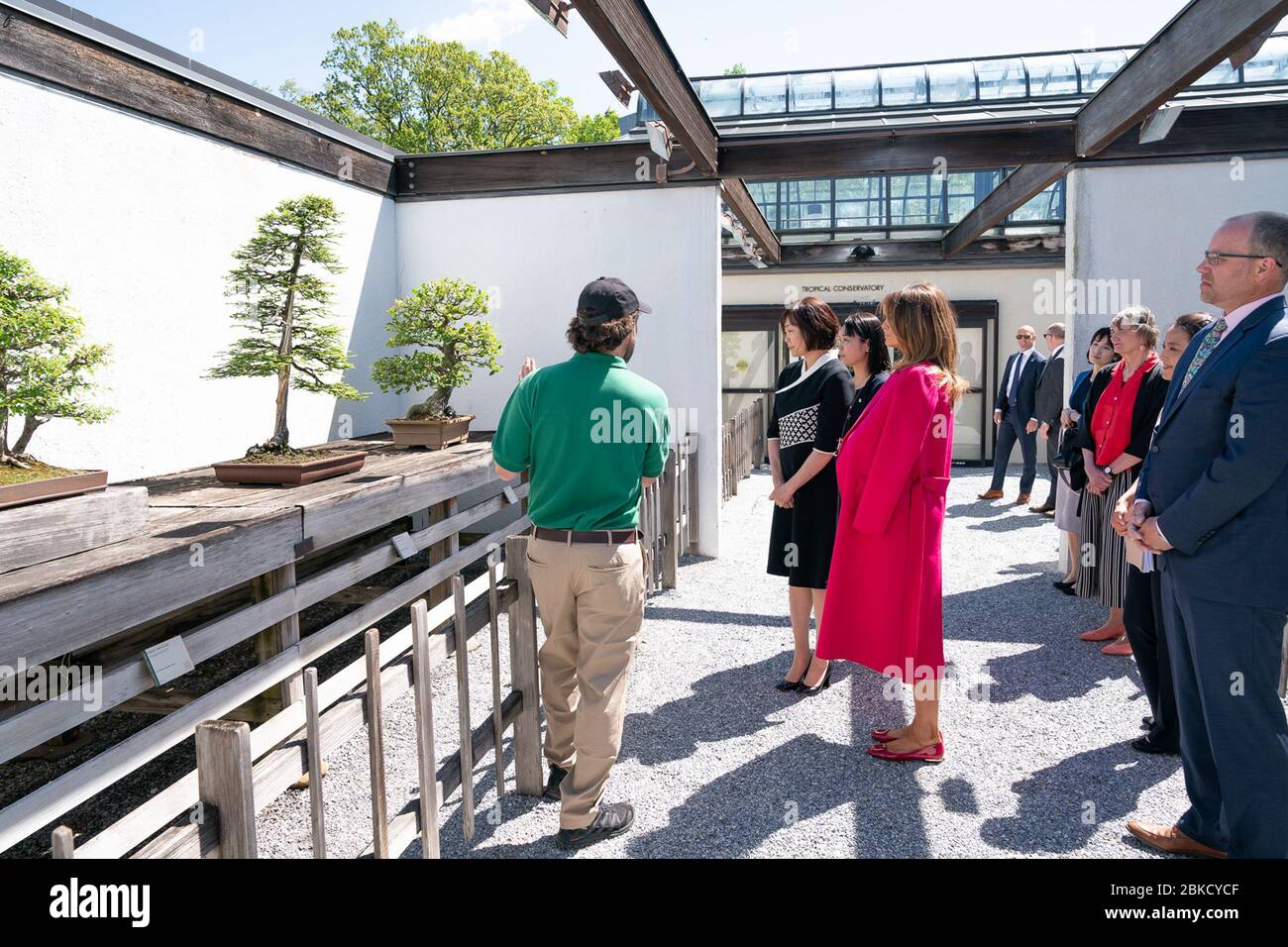 First Lady Melania Trump und Frau Akie Abe, Ehefrau des japanischen Premierministers Shinzo Abe, hören Michael James, Kurator des National Bonsai und Penjing Museums, während einer Führung durch das National Bonsai and Penjing Museum am Samstag, 27. April 2019, im National Arboretum der Vereinigten Staaten in Washington, D.C. First Lady Melania Trump begrüßt Frau Akie Abe in Washington DC Stockfoto