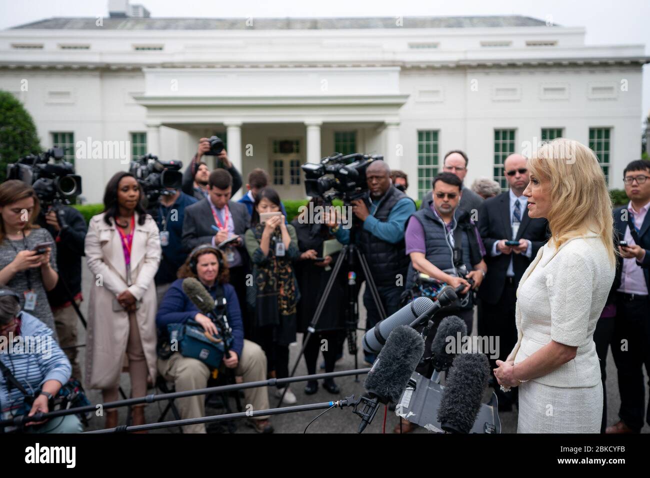 Kellyanne Conway, eine hochrangige Beraterin von Präsident Trump, spricht vor der Presse in Washington, D.C. Ihre Kommentare waren Teil einer breiteren Diskussion über Verwaltungspolitik und politische Angelegenheiten. Stockfoto