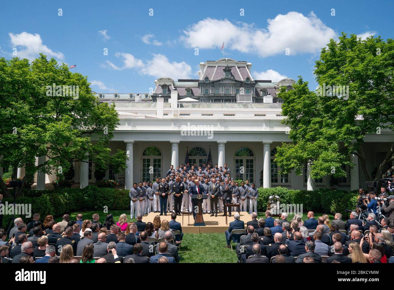 Präsident Donald J. Trump spricht seine Ausführungen während der Zeremonie der Übergabe der Commander-in-Chief Trophy an die Army Black Knights, die US-Militärakademie Fußballmannschaft, in der Rose Garden Montag, 6. Mai 2019, im Weißen Haus. Präsident Trump überreicht die Trophäe des Oberbefehlshabers Stockfoto