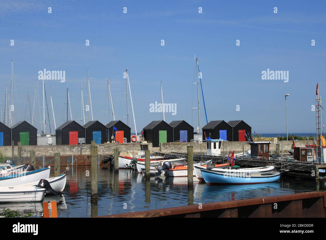 Bunte Hütten am Hafen von Aarøsund Dänemark Stockfoto